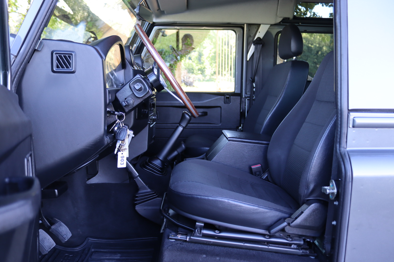 Photo Land Rover Defender 90 td4 Hard Top 2 places