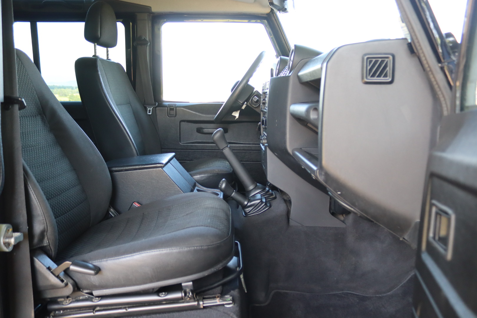 Photo Land Rover Defender 110 td4 2.4 7 places