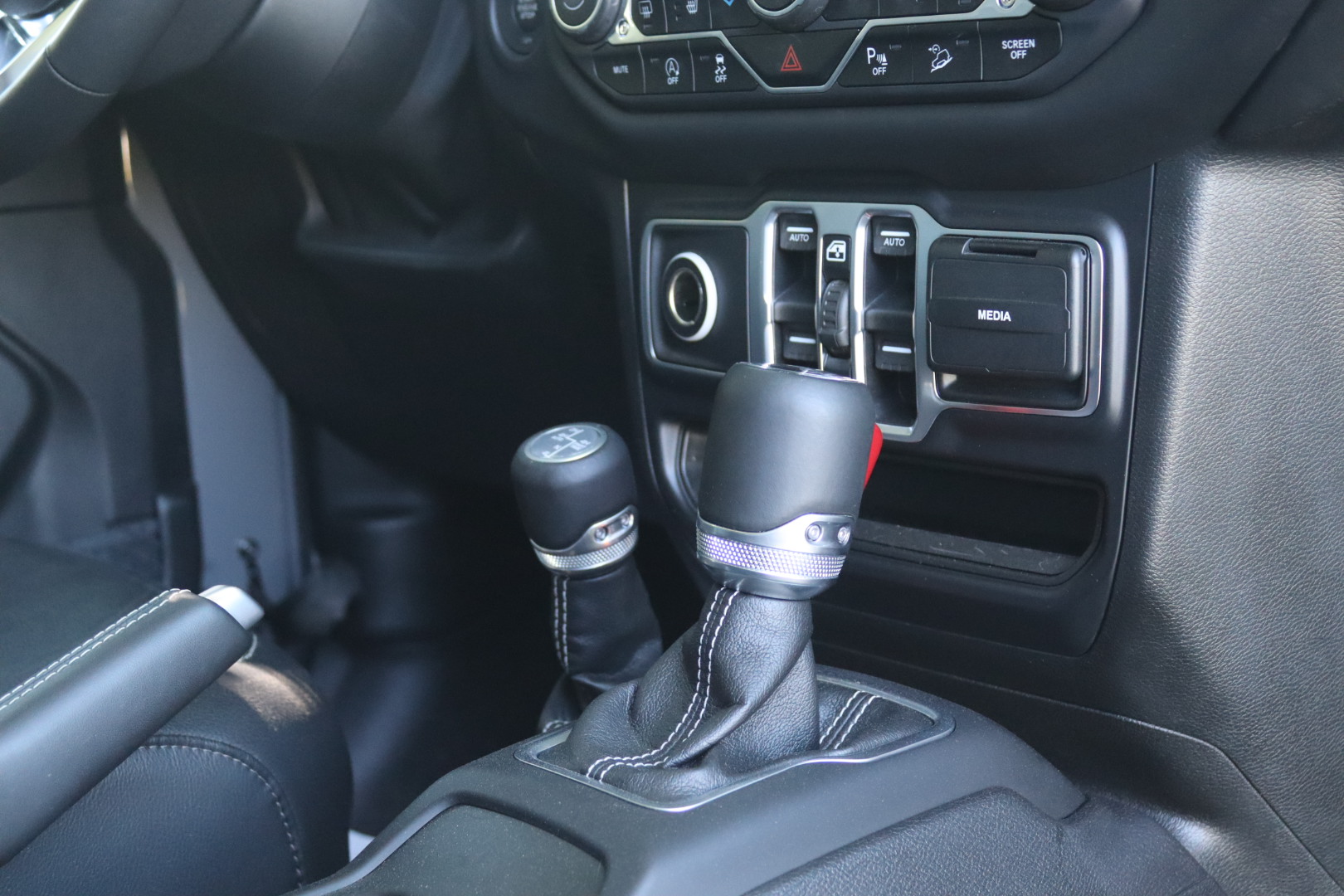 Photo Jeep Wrangler JL 2.0 T 272CH Unlimited Overland / Echappement Sport / Attelage