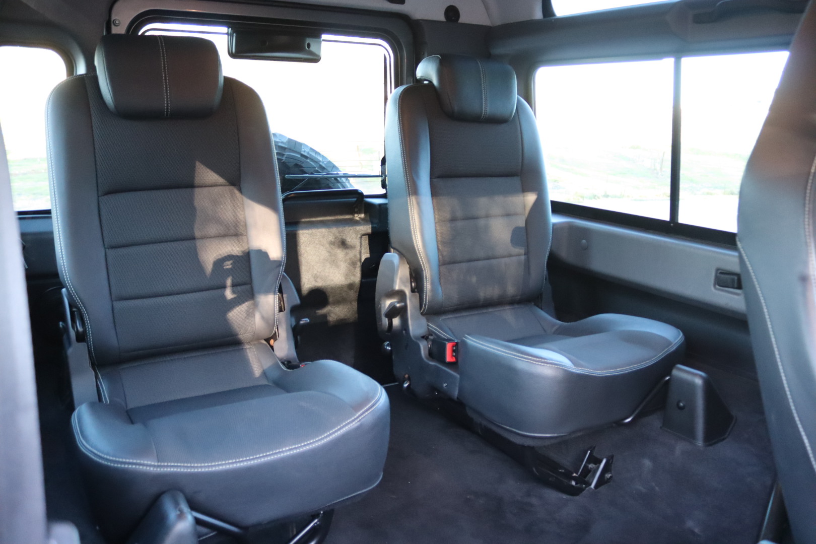 Photo LAND ROVER DEFENDER 90 TD4 SW 2.2 4 PLACES "SE" FULL OPTIONS