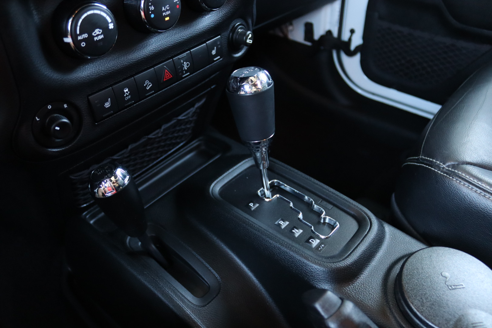 Photo Jeep Wrangler Unlimited Sahara 3.6 v6 284 ch avec la bache pour l'été