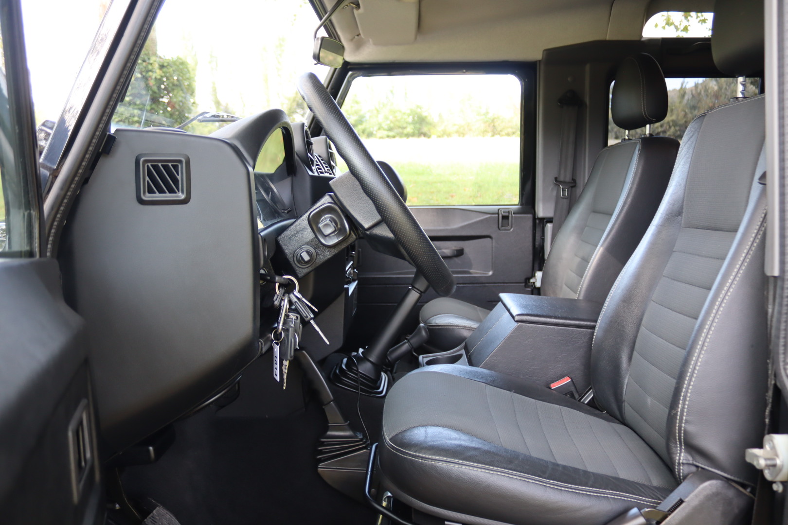 Photo Land Rover Defender 90 td4 sw 4 places "SE"