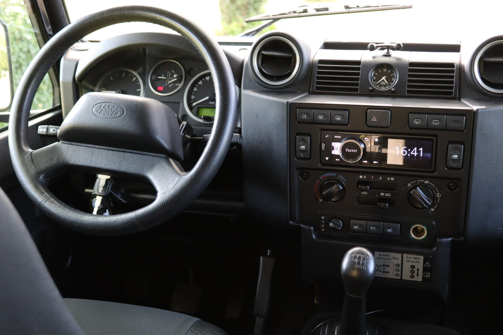 Photo Land Rover Defender 90 td4 sw 4 places "SE"