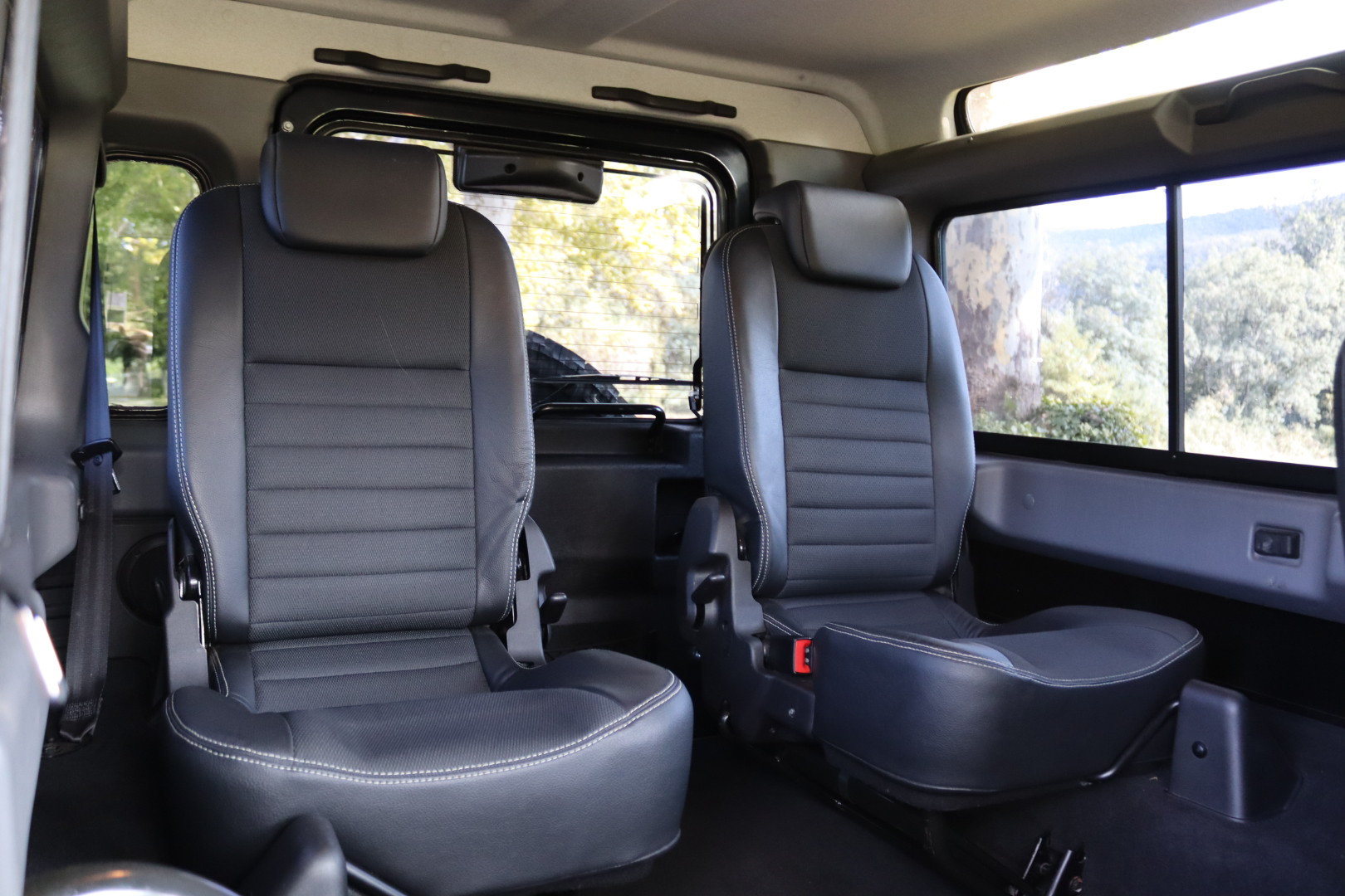Photo Land Rover Defender 90 td4 sw 4 places "SE"