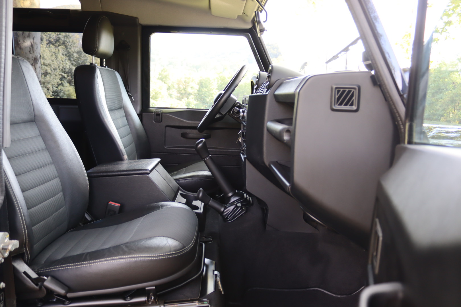 Photo Land Rover Defender 90 td4 sw 4 places "SE"