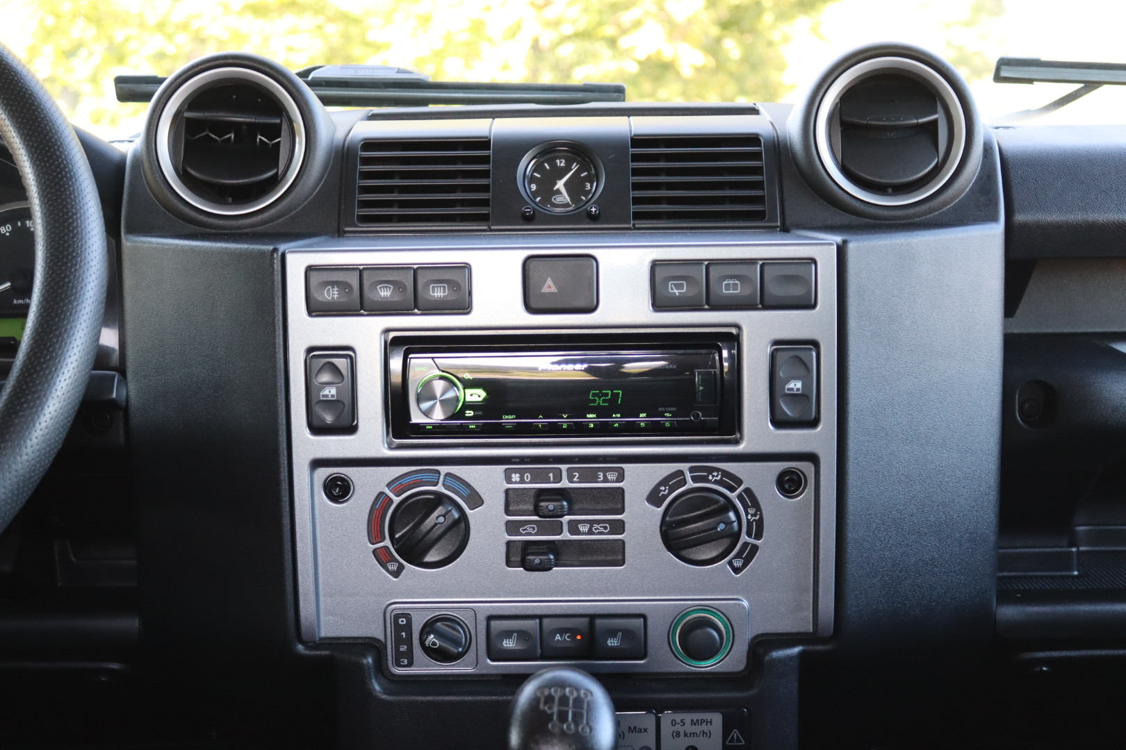 Photo Land Rover Defender 90 td4 2.2 Hard Top Utilitaire "SE"