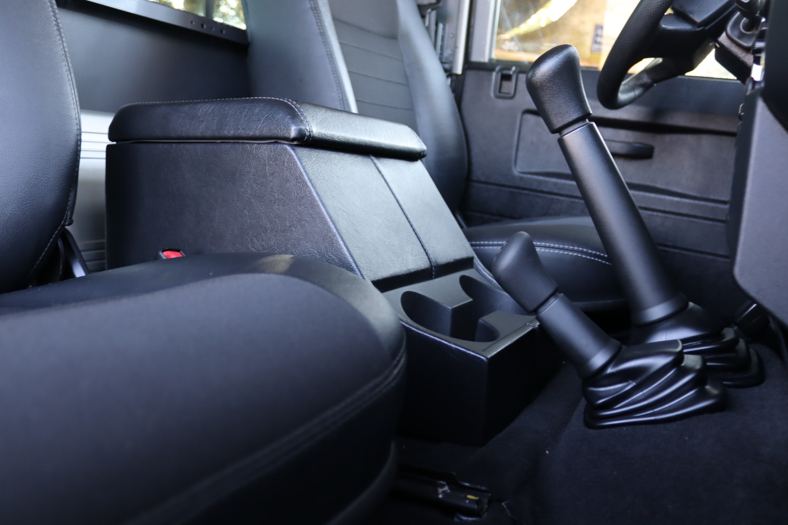 Photo Land Rover Defender 90 td4 2.2 Hard Top Utilitaire "SE"