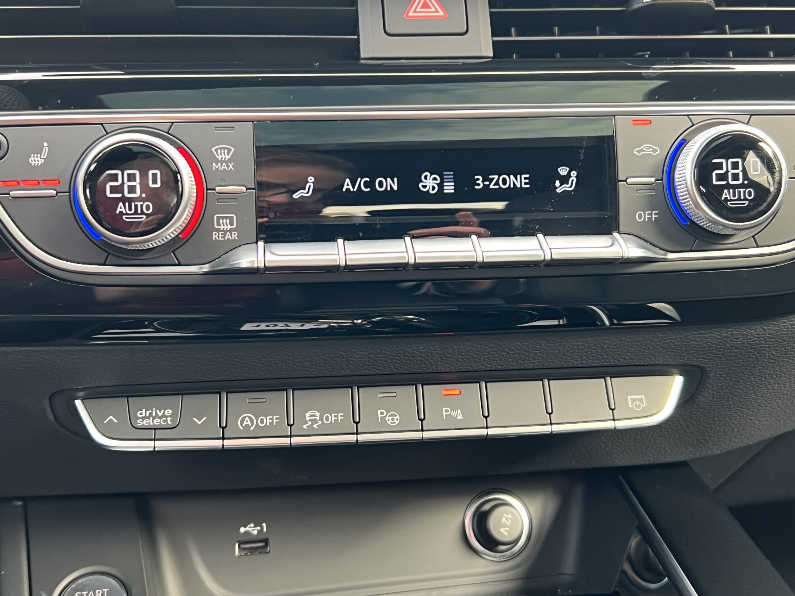 Photo Audi A4 Avant 35 TFSI 150 ch S-TRONIC 7  S-Line Origine France 1ère main