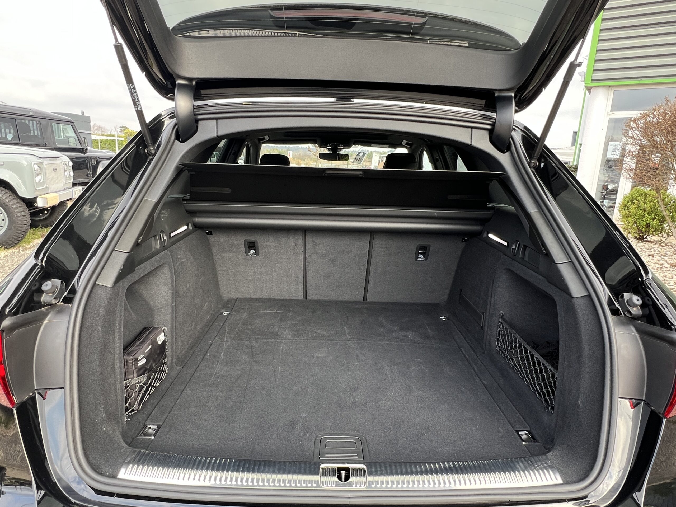 Photo Audi A4 Avant 35 TFSI 150 ch S-TRONIC 7  S-Line Origine France 1ère main
