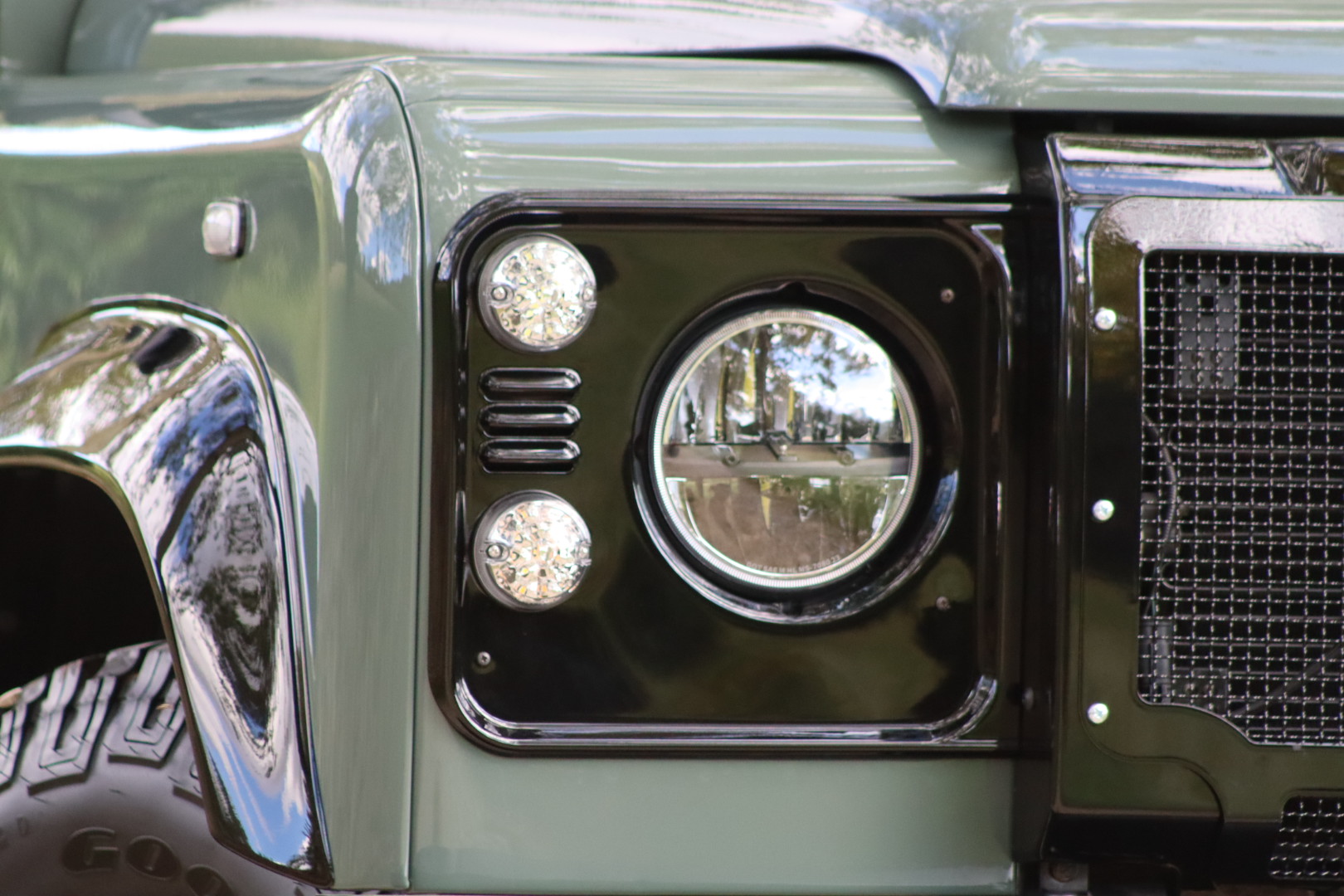 Photo Land Rover Defender 110 td4 2.2 SW 5 places "Keswick Green" TVA RECUPERABLE