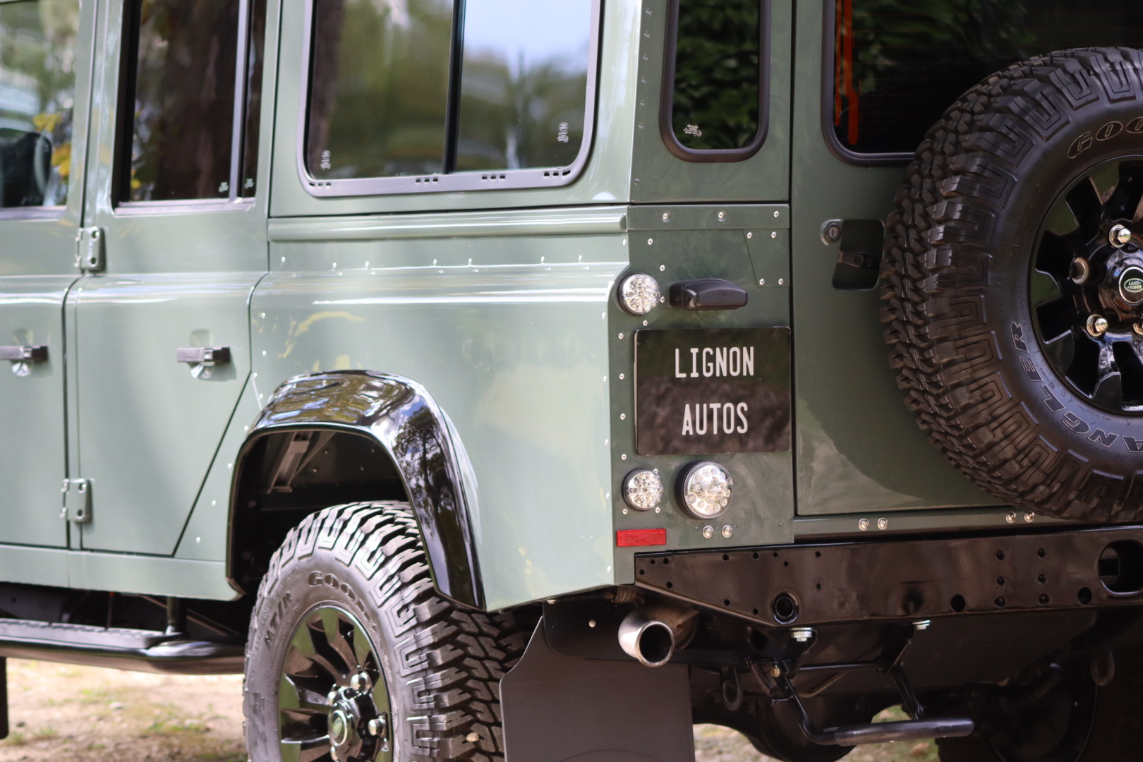 Photo Land Rover Defender 110 td4 2.2 SW 5 places "Keswick Green" TVA RECUPERABLE