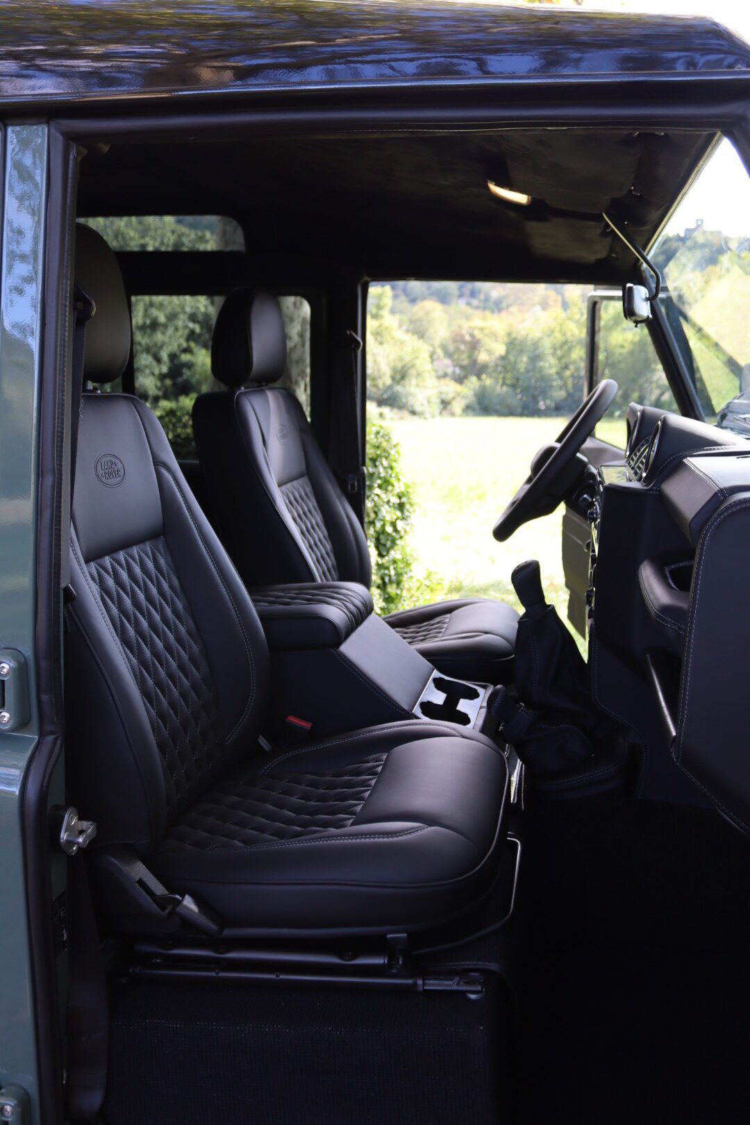 Photo Land Rover Defender 110 td4 2.2 SW 5 places "Keswick Green" TVA RECUPERABLE