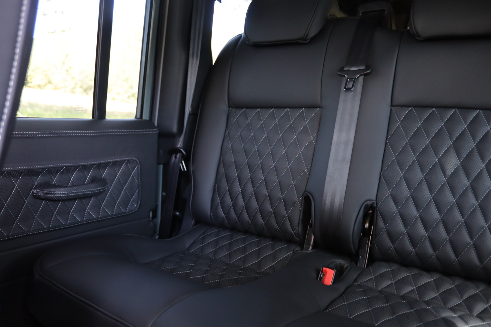 Photo Land Rover Defender 110 td4 2.2 SW 5 places "Keswick Green" TVA RECUPERABLE