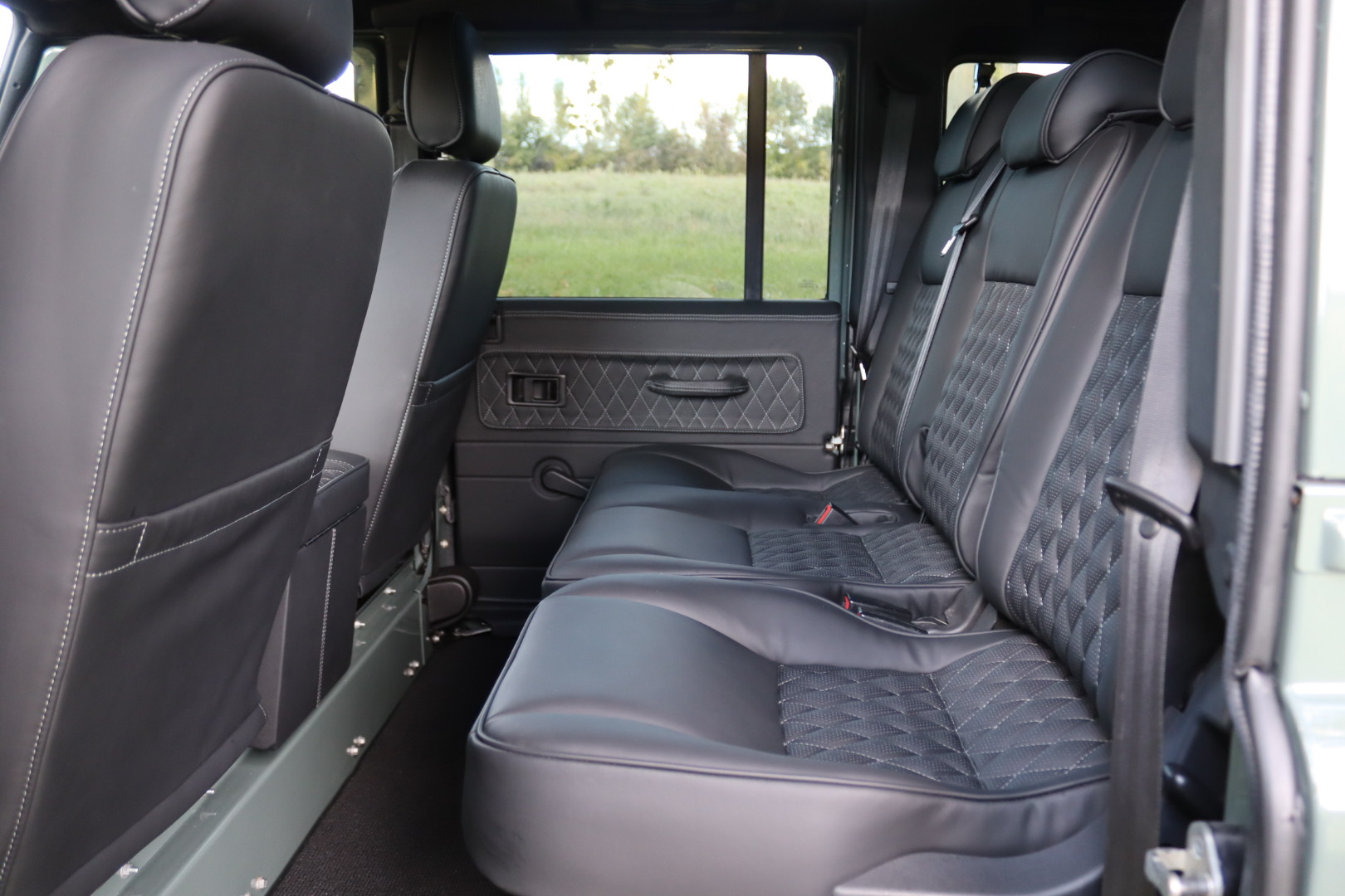 Photo Land Rover Defender 110 td4 2.2 SW 5 places "Keswick Green" TVA RECUPERABLE