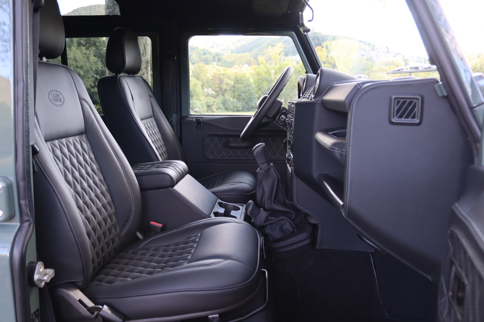 Photo Land Rover Defender 110 td4 2.2 SW 5 places "Keswick Green" TVA RECUPERABLE