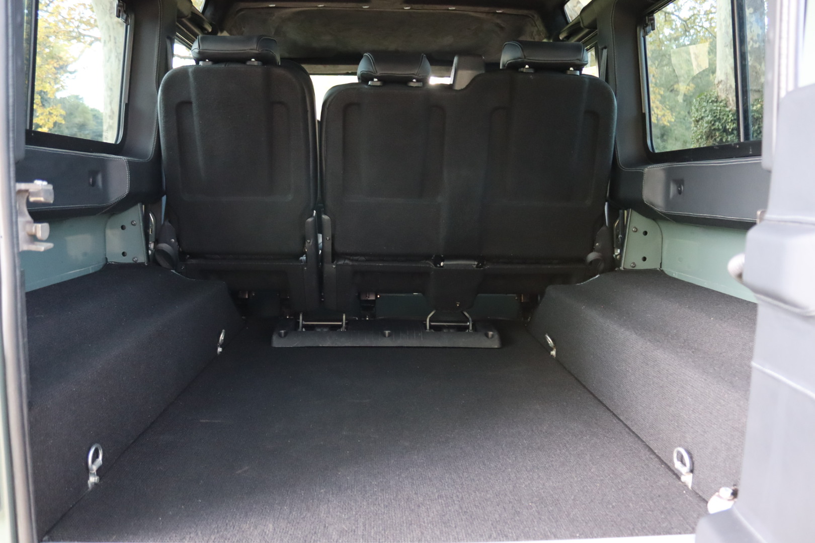 Photo Land Rover Defender 110 td4 2.2 SW 5 places "Keswick Green" TVA RECUPERABLE