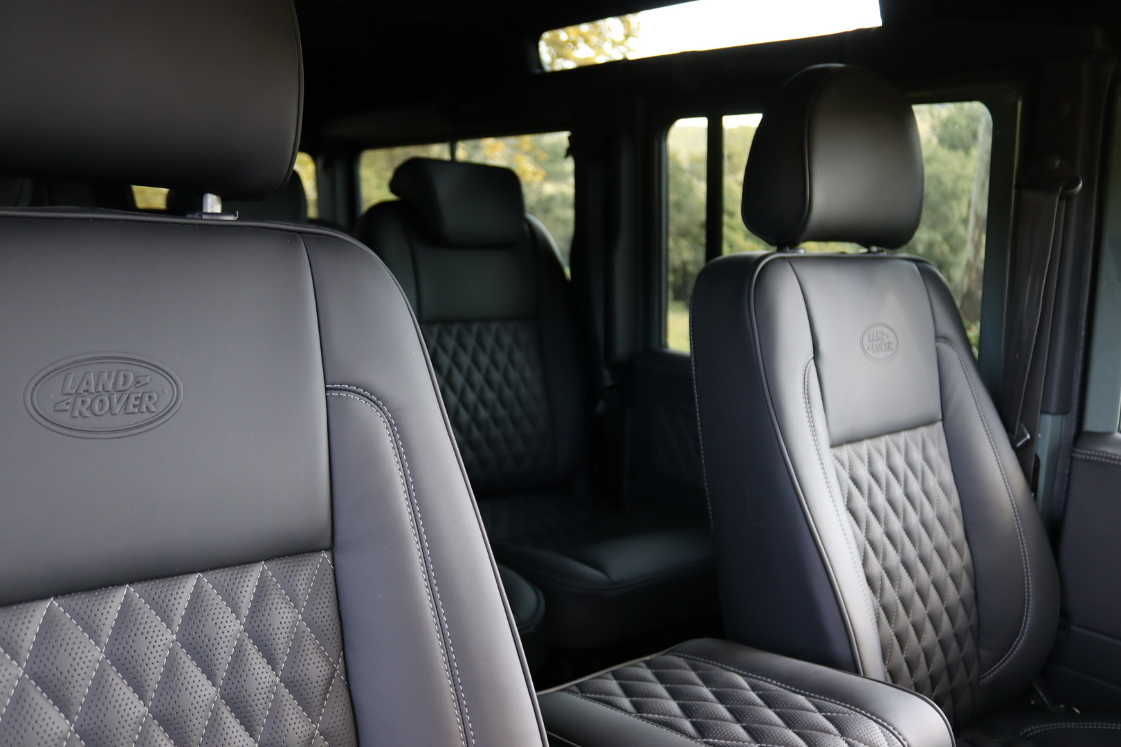 Photo Land Rover Defender 110 td4 2.2 SW 5 places "Keswick Green" TVA RECUPERABLE