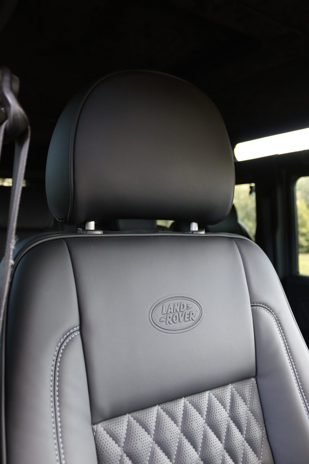 Photo Land Rover Defender 110 td4 2.2 SW 5 places "Keswick Green" TVA RECUPERABLE