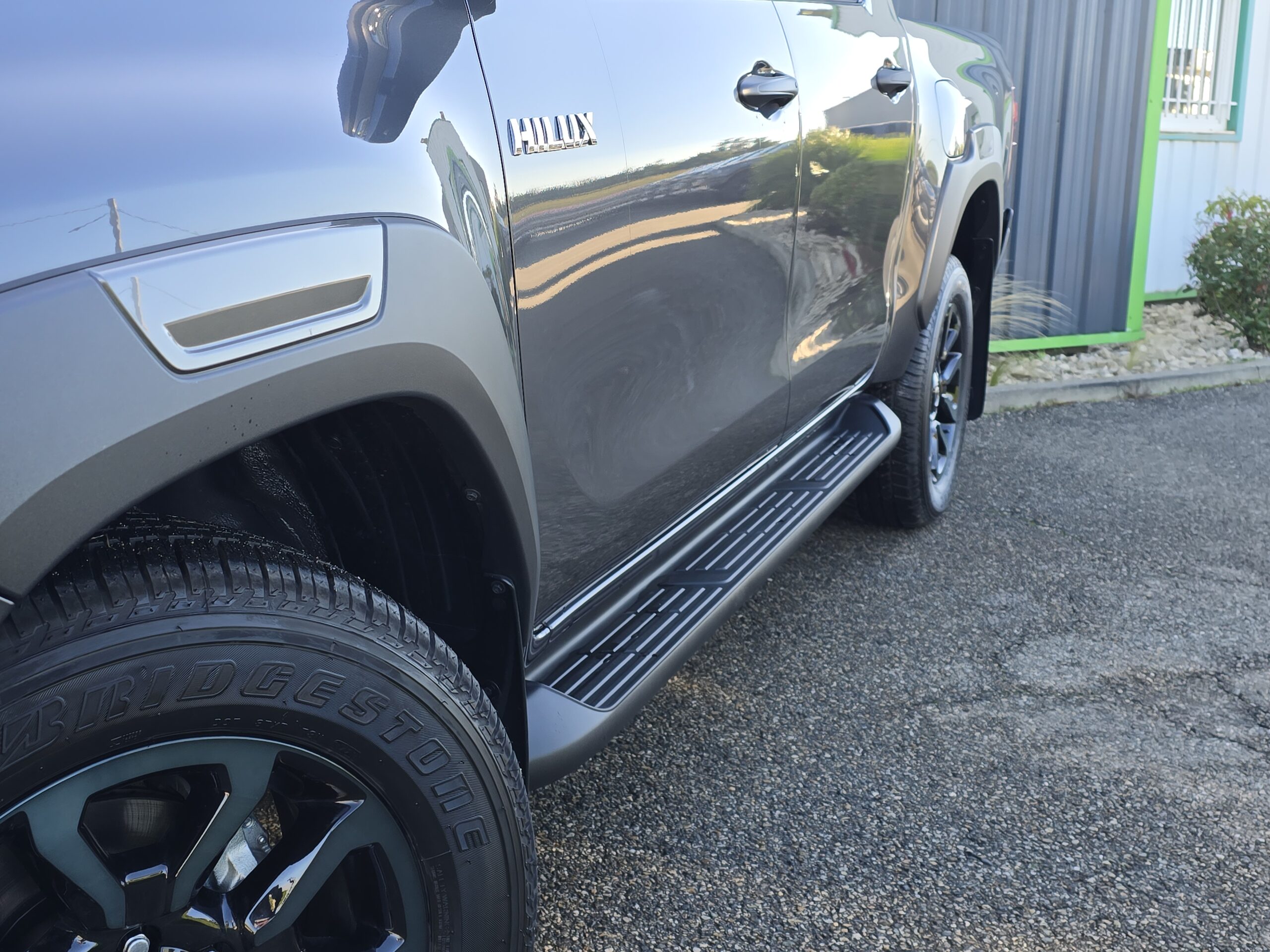 Toyota Hilux 4 places 2.8 204 D-4d Double Cabine Invincible 4WD 2024 Full Options Caméras 360°/Cuir/Boite automatique