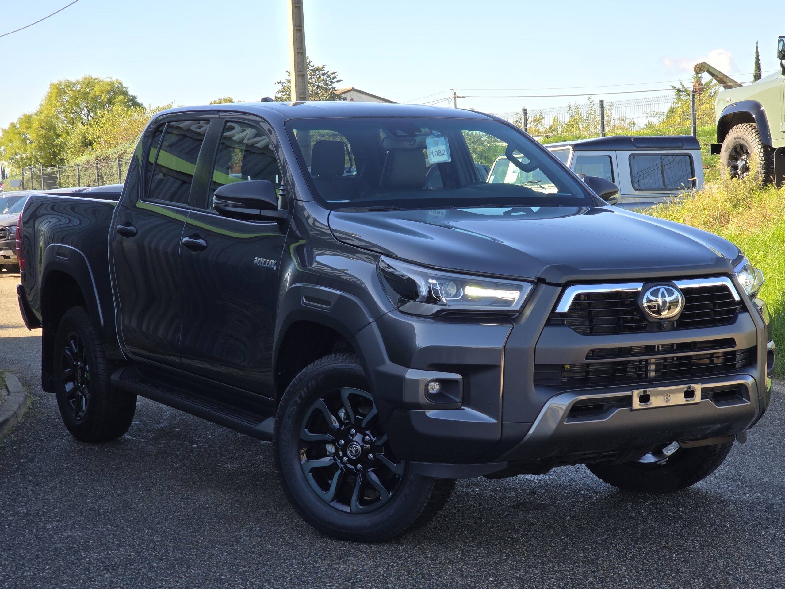 Photo Toyota Hilux 4 places 2.8 204 D-4d Double Cabine Invincible 4WD 2024 Full Options Caméras 360°/Cuir/Boite automatique