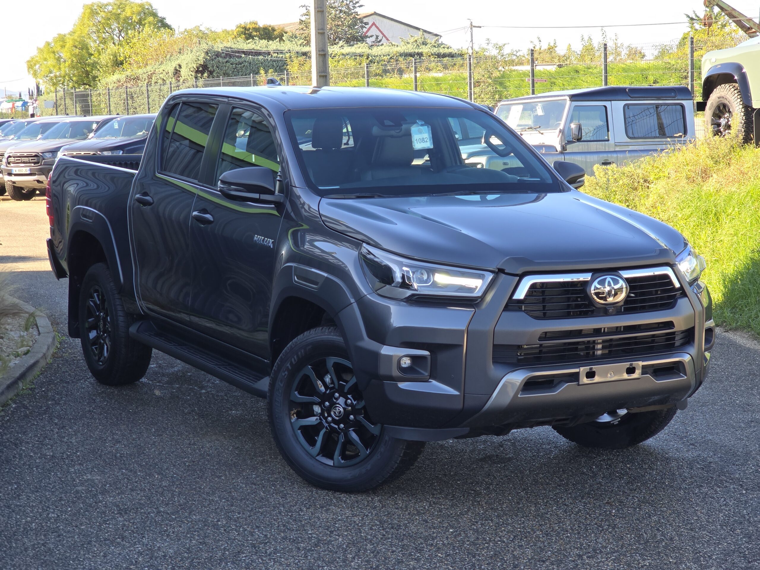 Photo Toyota Hilux 4 places 2.8 204 D-4d Double Cabine Invincible 4WD 2024 Full Options Caméras 360°/Cuir/Boite automatique
