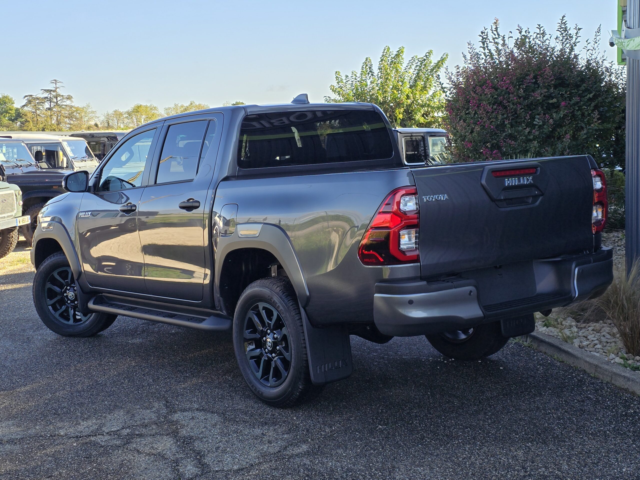 Photo Toyota Hilux 4 places 2.8 204 D-4d Double Cabine Invincible 4WD 2024 Full Options Caméras 360°/Cuir/Boite automatique