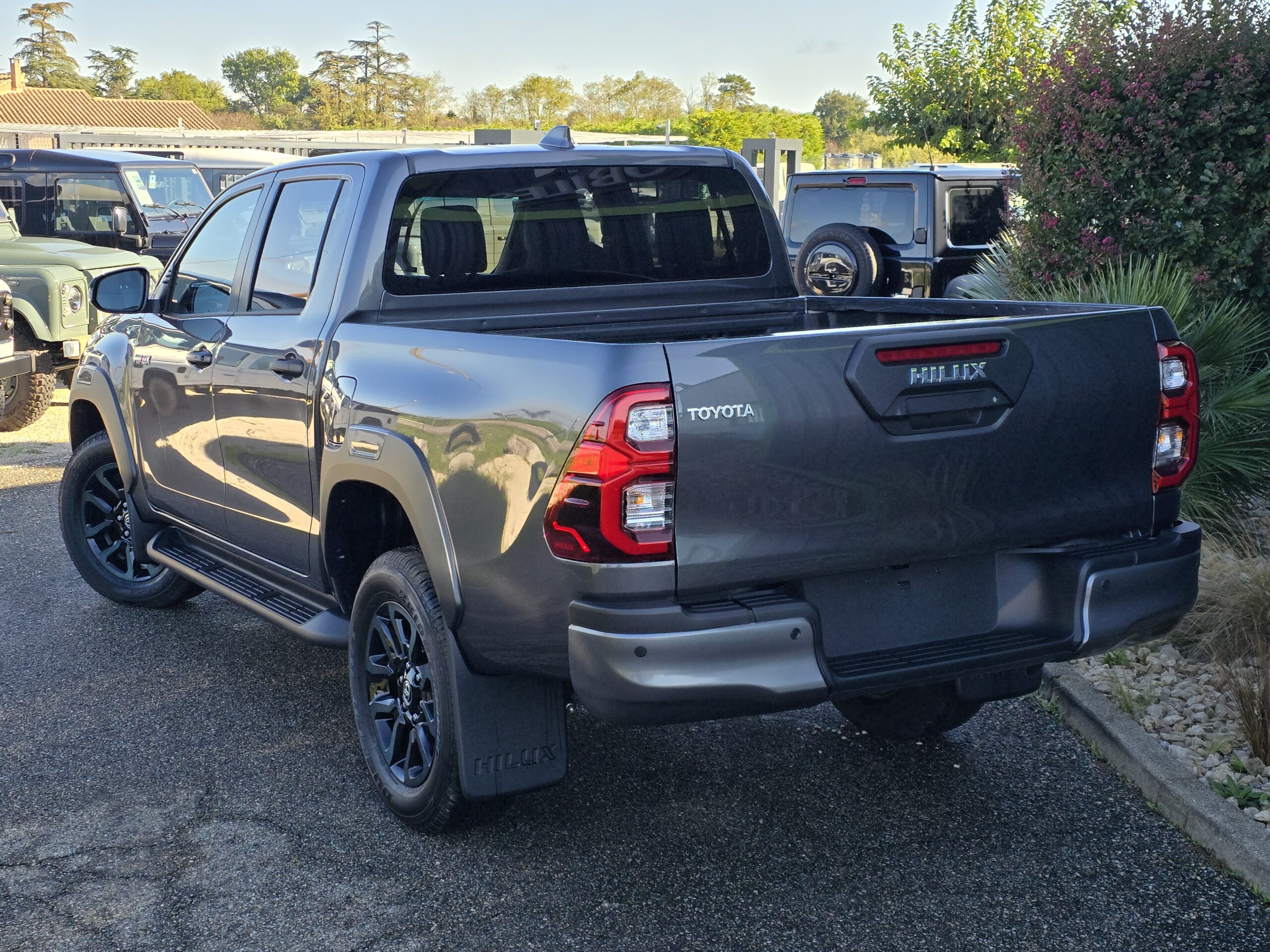 Photo Toyota Hilux 4 places 2.8 204 D-4d Double Cabine Invincible 4WD 2024 Full Options Caméras 360°/Cuir/Boite automatique