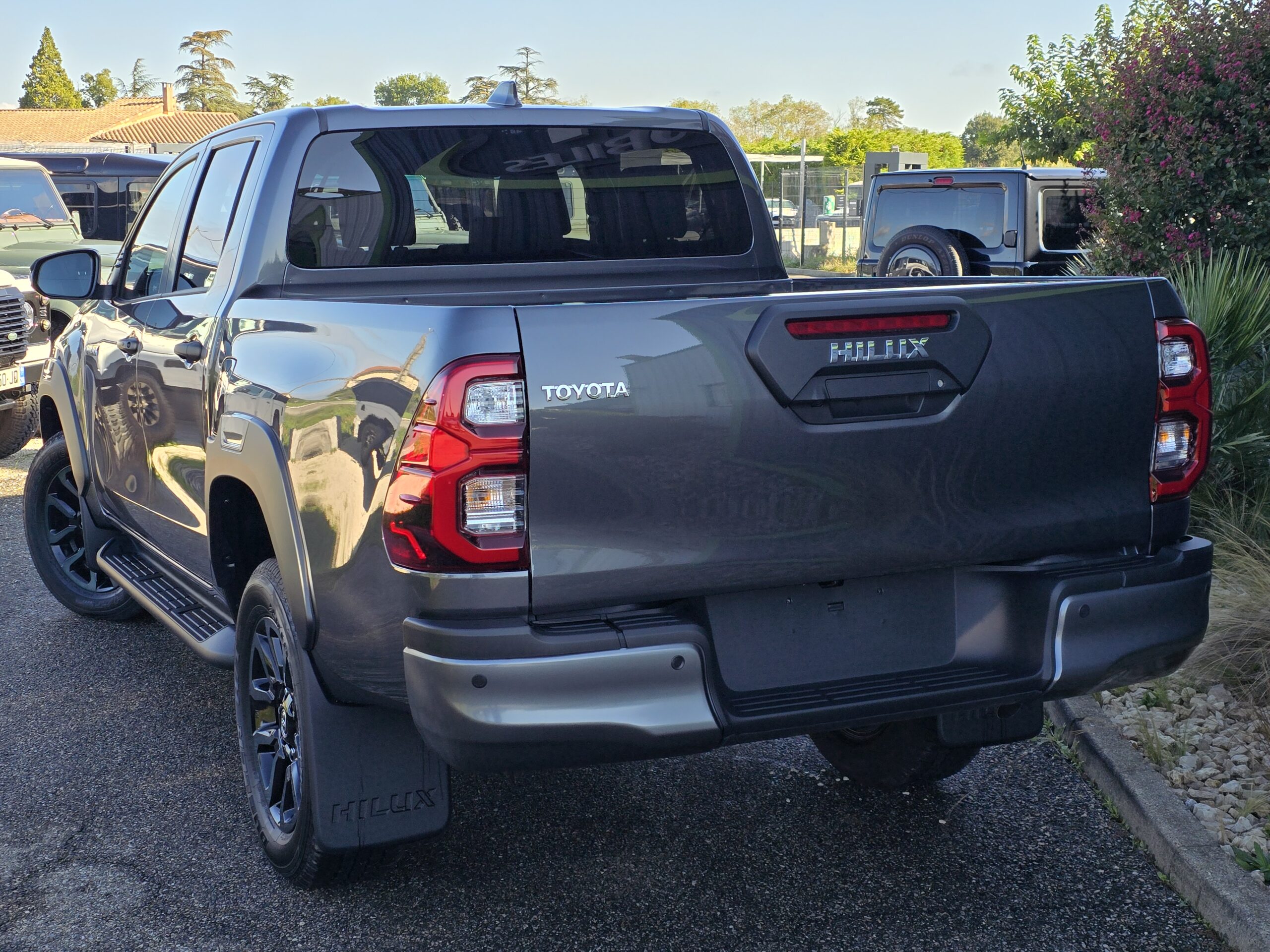 Photo Toyota Hilux 4 places 2.8 204 D-4d Double Cabine Invincible 4WD 2024 Full Options Caméras 360°/Cuir/Boite automatique
