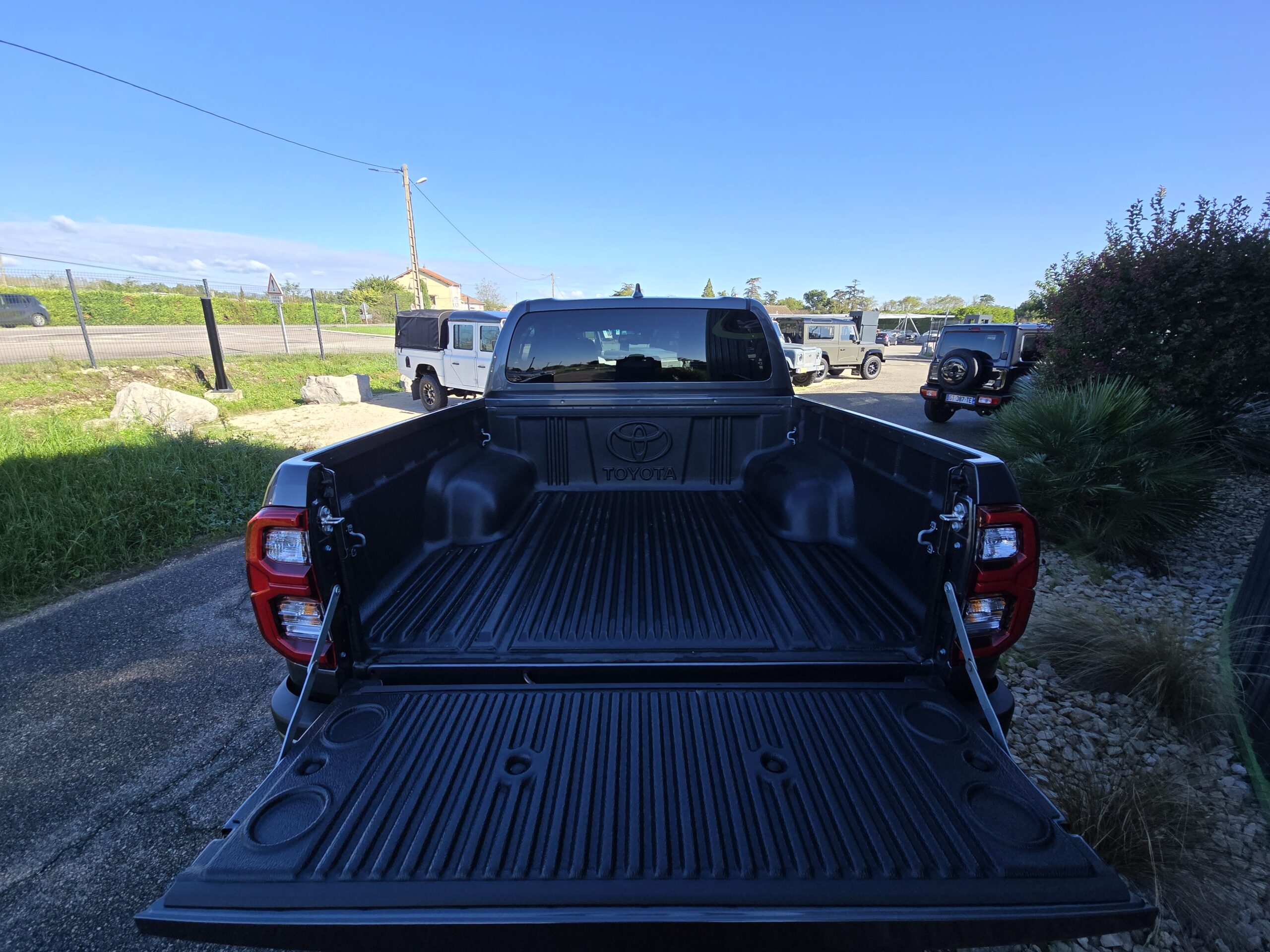 Photo Toyota Hilux 4 places 2.8 204 D-4d Double Cabine Invincible 4WD 2024 Full Options Caméras 360°/Cuir/Boite automatique
