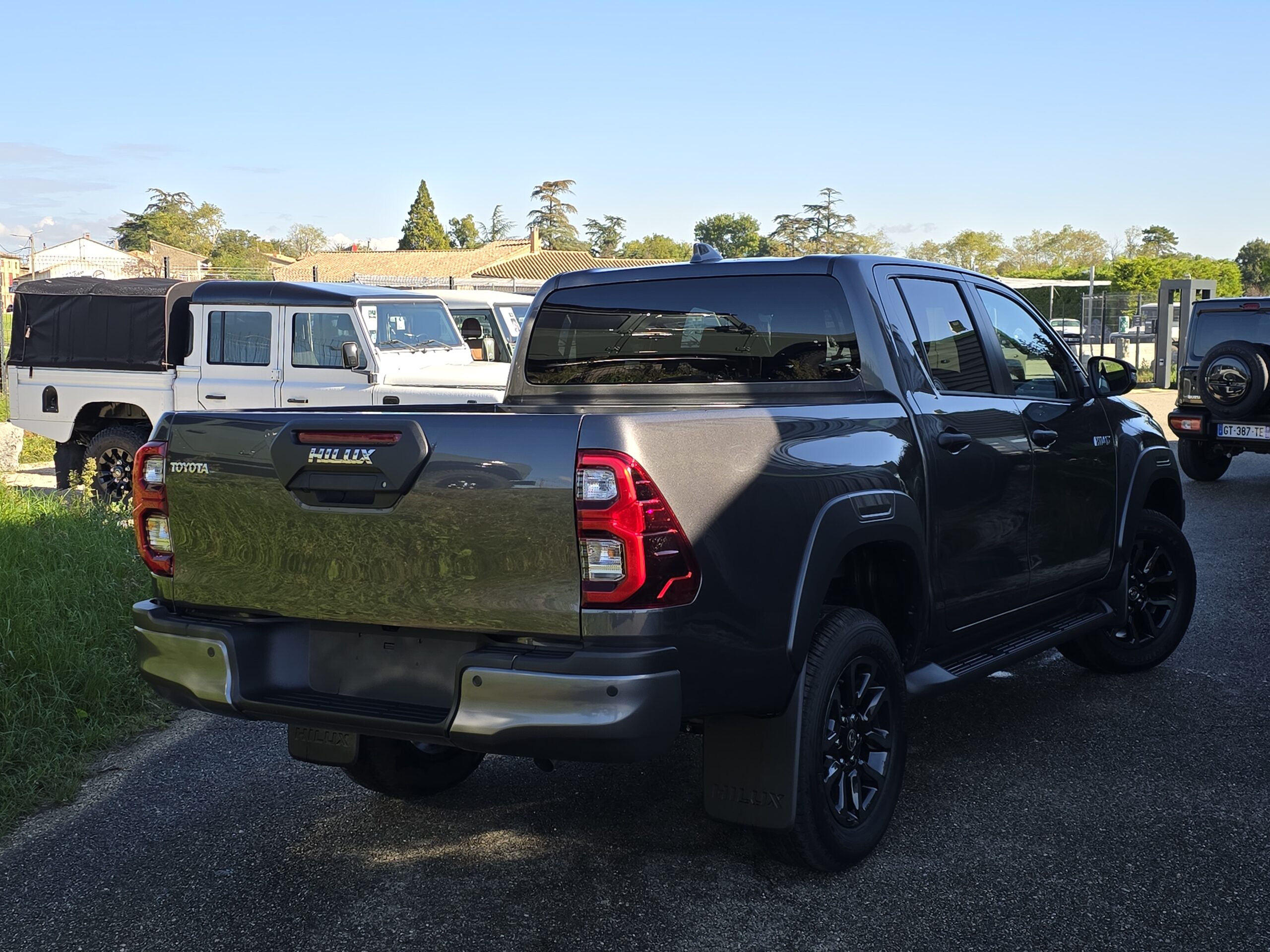 Photo Toyota Hilux 4 places 2.8 204 D-4d Double Cabine Invincible 4WD 2024 Full Options Caméras 360°/Cuir/Boite automatique