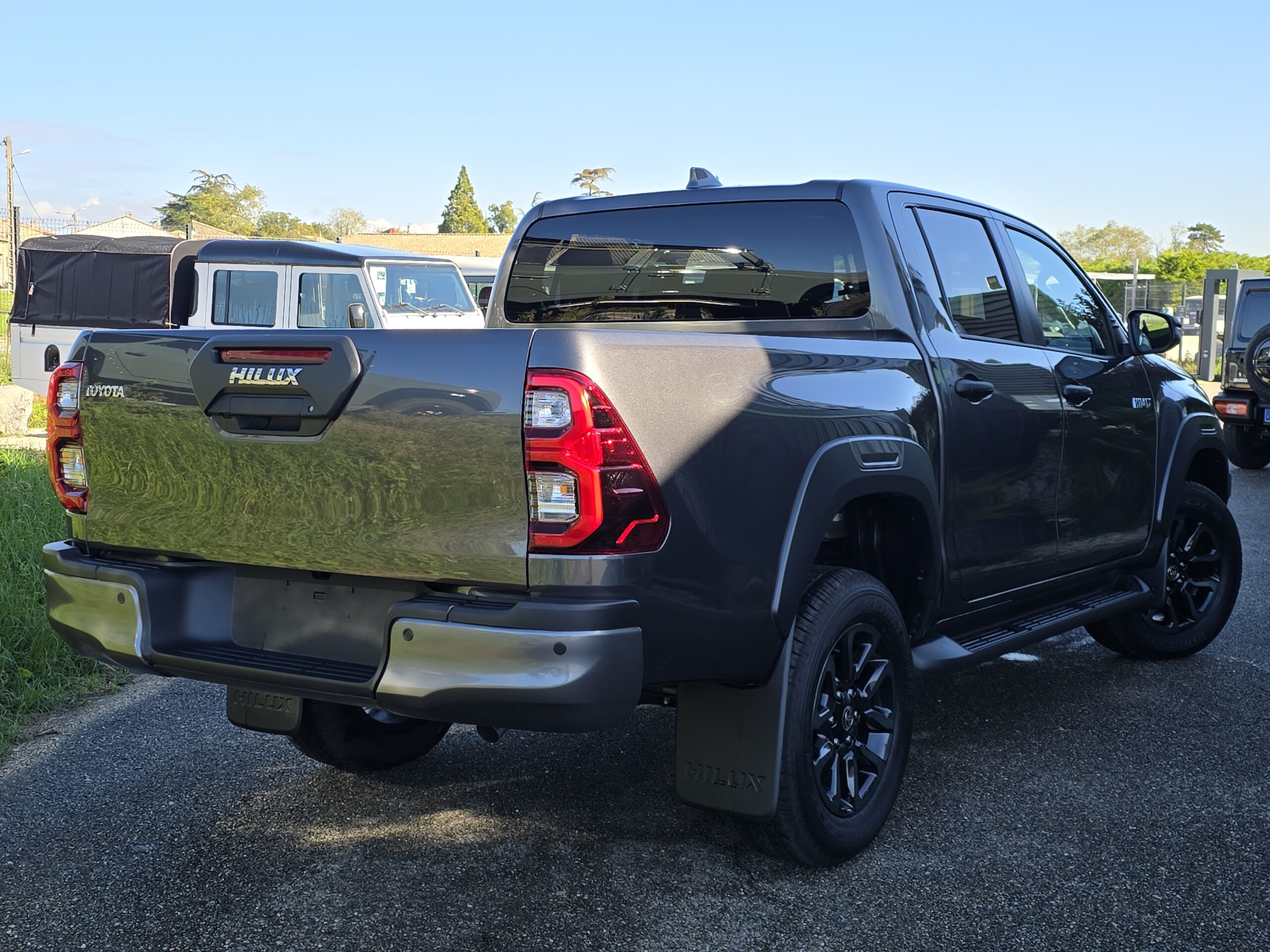 Photo Toyota Hilux 4 places 2.8 204 D-4d Double Cabine Invincible 4WD 2024 Full Options Caméras 360°/Cuir/Boite automatique