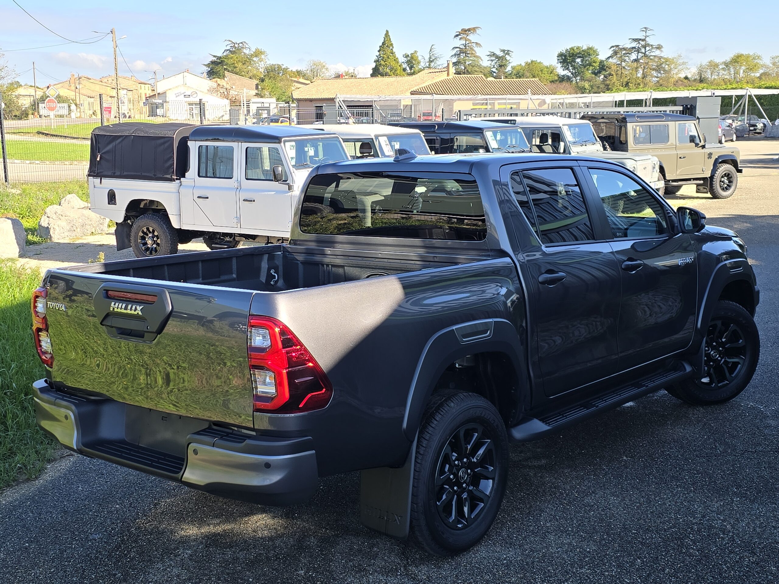 Photo Toyota Hilux 4 places 2.8 204 D-4d Double Cabine Invincible 4WD 2024 Full Options Caméras 360°/Cuir/Boite automatique