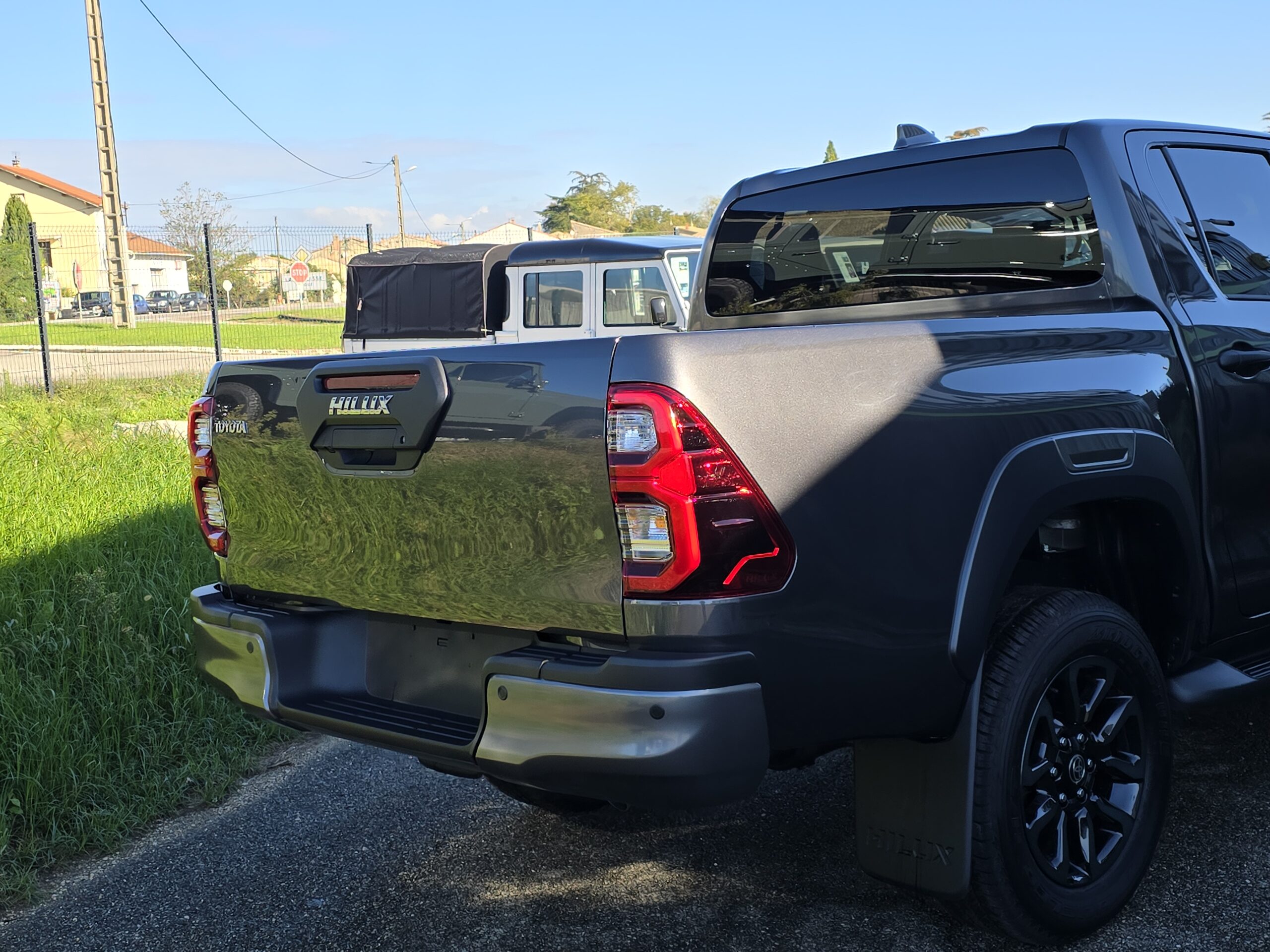 Photo Toyota Hilux 4 places 2.8 204 D-4d Double Cabine Invincible 4WD 2024 Full Options Caméras 360°/Cuir/Boite automatique