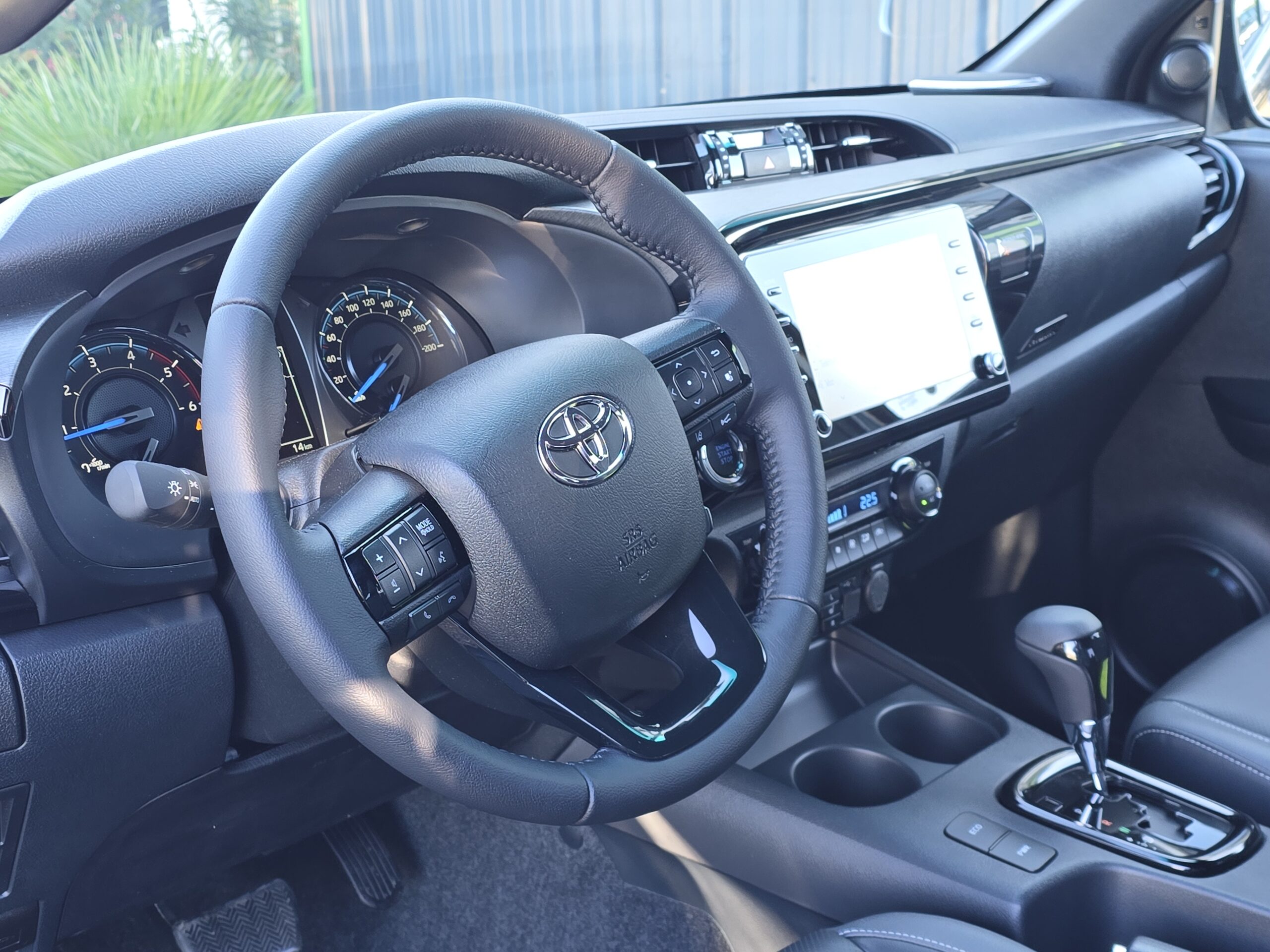 Photo Toyota Hilux 4 places 2.8 204 D-4d Double Cabine Invincible 4WD 2024 Full Options Caméras 360°/Cuir/Boite automatique