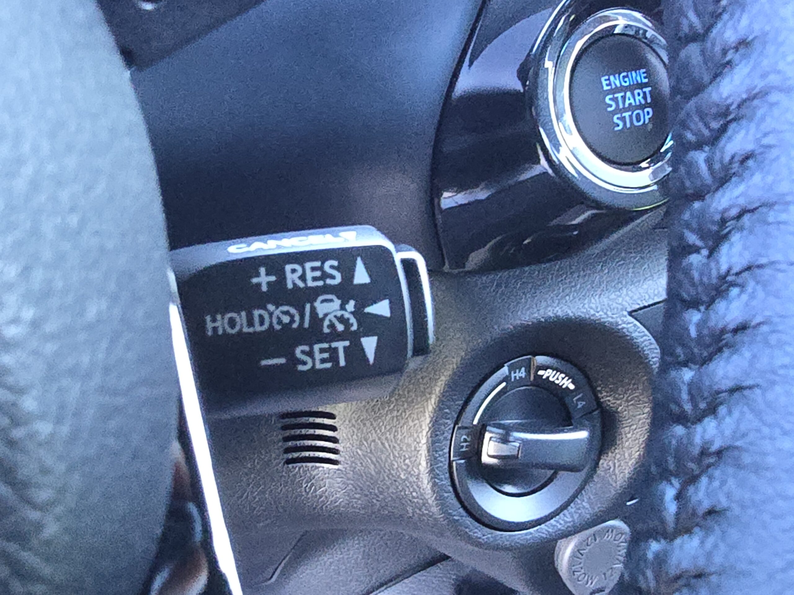 Photo Toyota Hilux 4 places 2.8 204 D-4d Double Cabine Invincible 4WD 2024 Full Options Caméras 360°/Cuir/Boite automatique