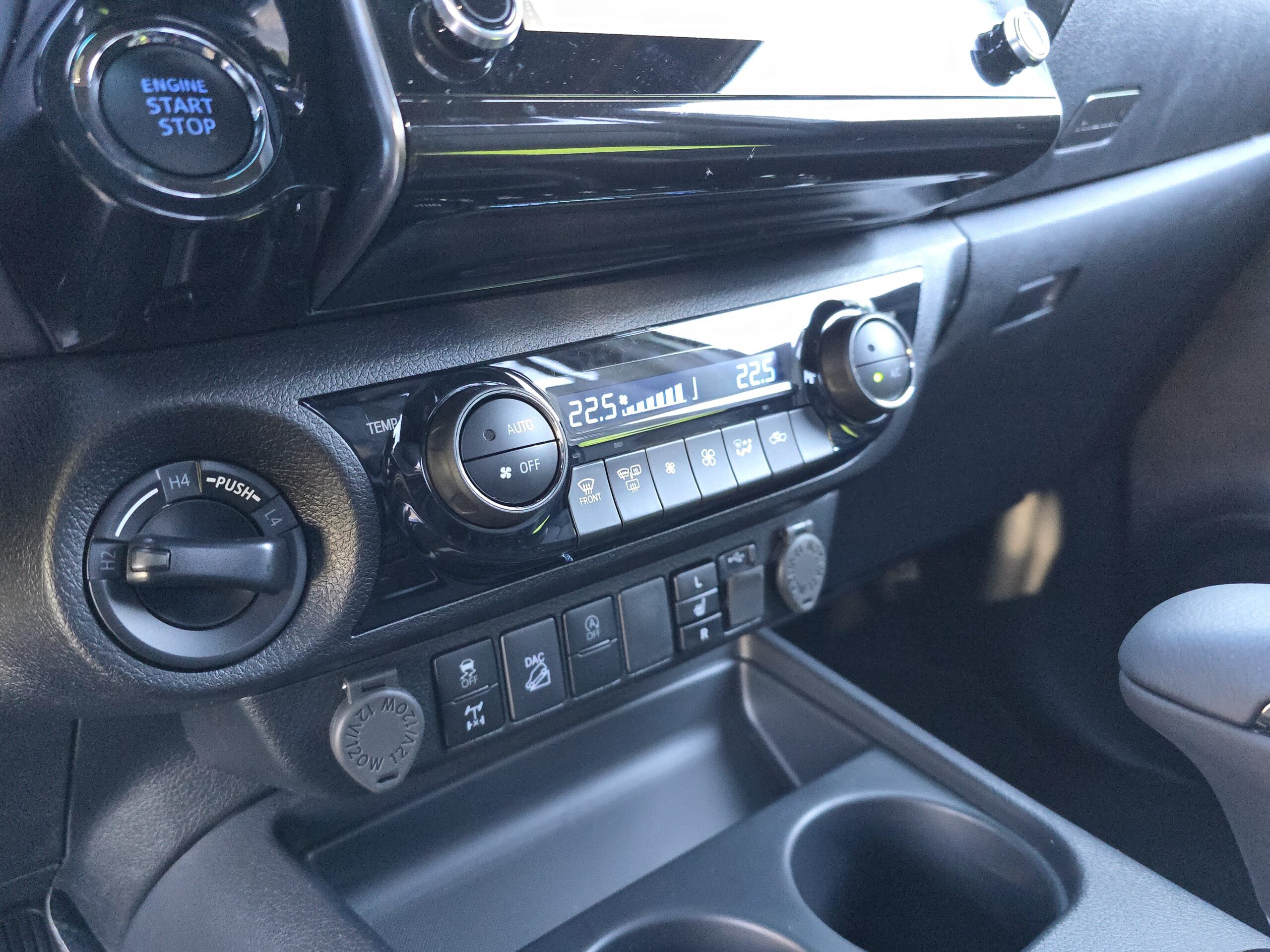 Photo Toyota Hilux 4 places 2.8 204 D-4d Double Cabine Invincible 4WD 2024 Full Options Caméras 360°/Cuir/Boite automatique