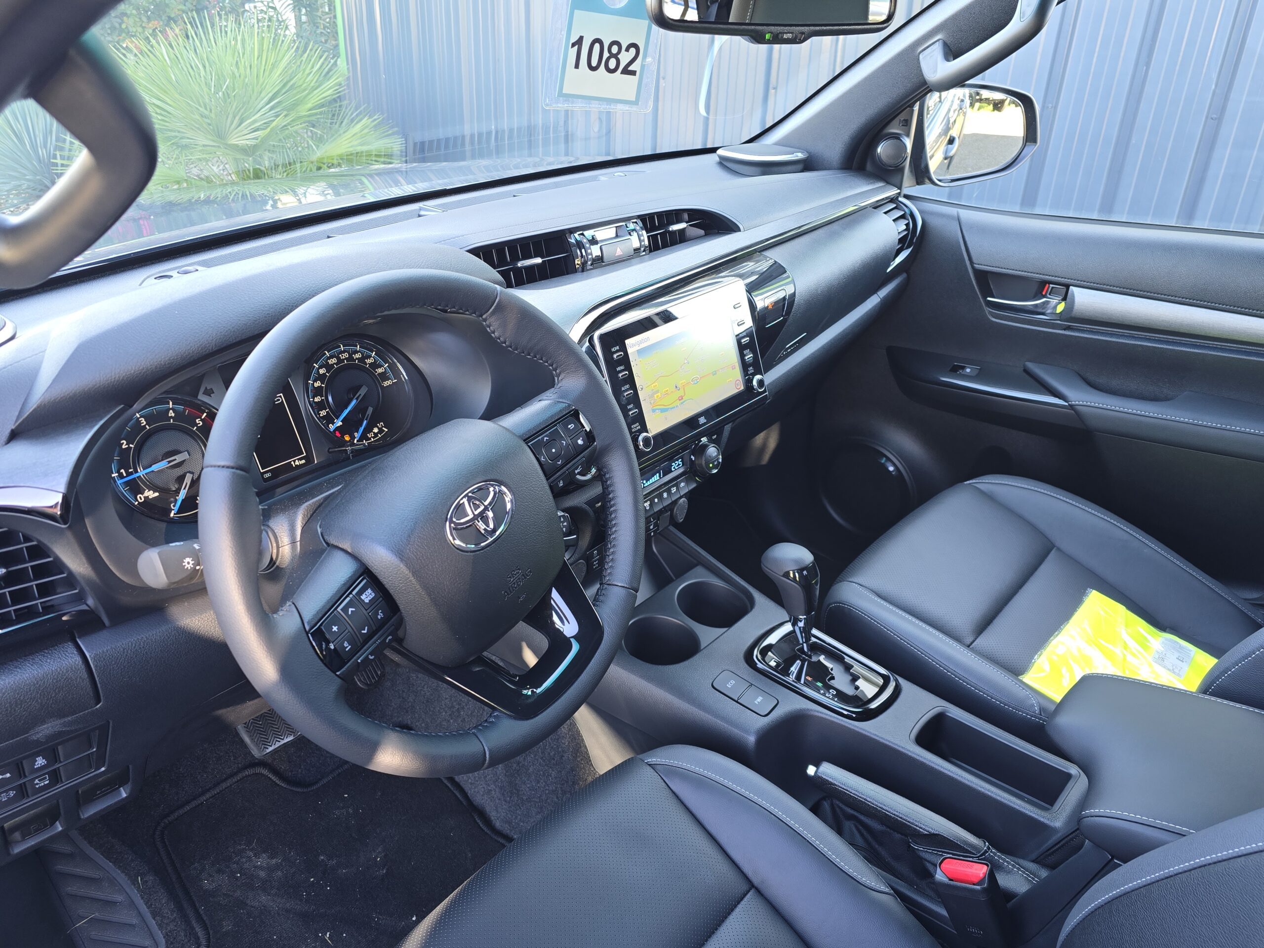 Photo Toyota Hilux 4 places 2.8 204 D-4d Double Cabine Invincible 4WD 2024 Full Options Caméras 360°/Cuir/Boite automatique