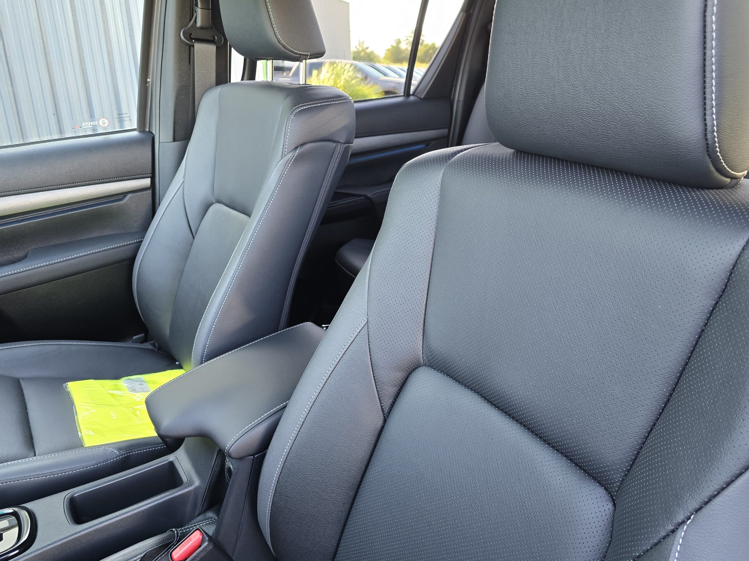Photo Toyota Hilux 4 places 2.8 204 D-4d Double Cabine Invincible 4WD 2024 Full Options Caméras 360°/Cuir/Boite automatique