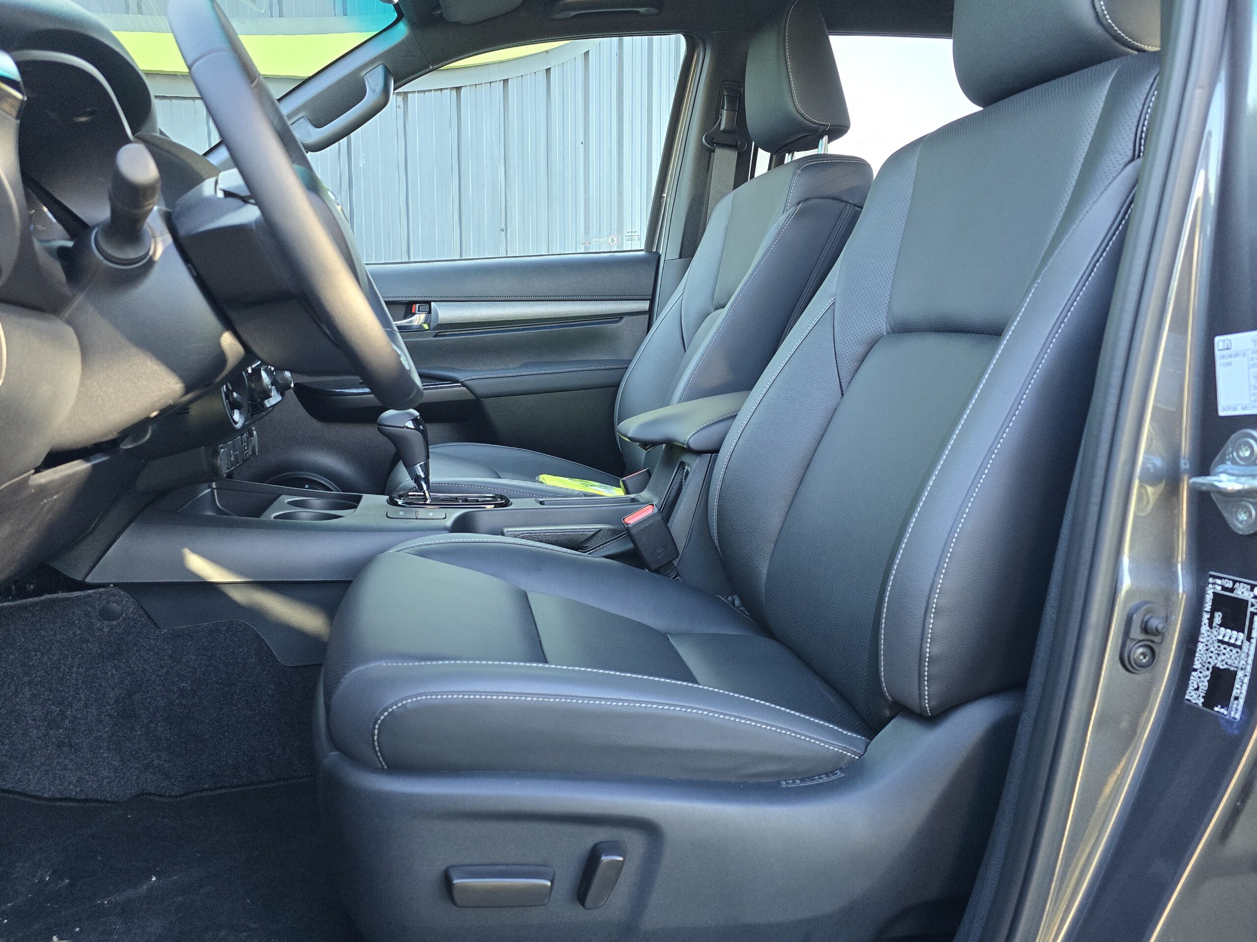 Photo Toyota Hilux 4 places 2.8 204 D-4d Double Cabine Invincible 4WD 2024 Full Options Caméras 360°/Cuir/Boite automatique