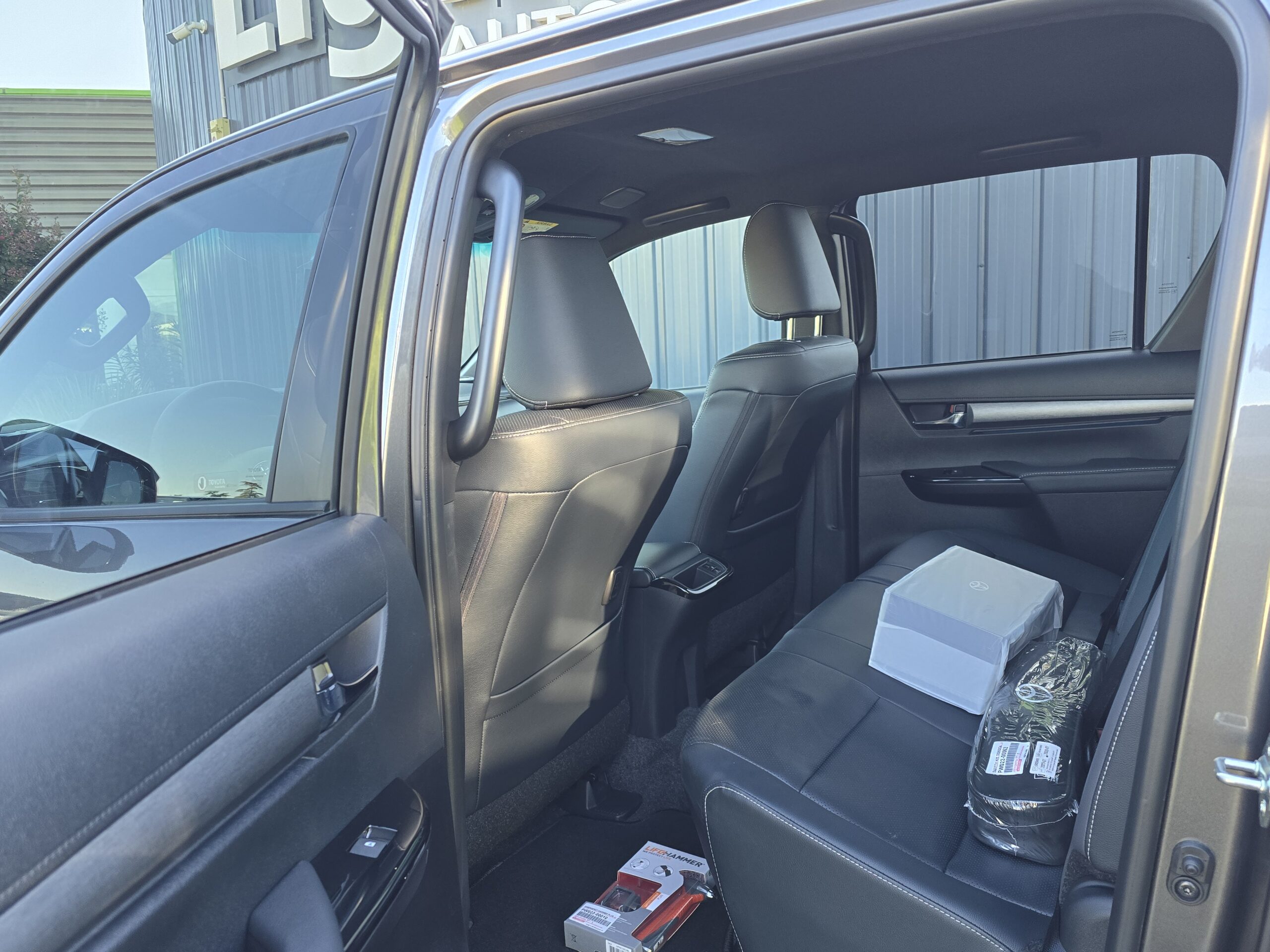 Photo Toyota Hilux 4 places 2.8 204 D-4d Double Cabine Invincible 4WD 2024 Full Options Caméras 360°/Cuir/Boite automatique