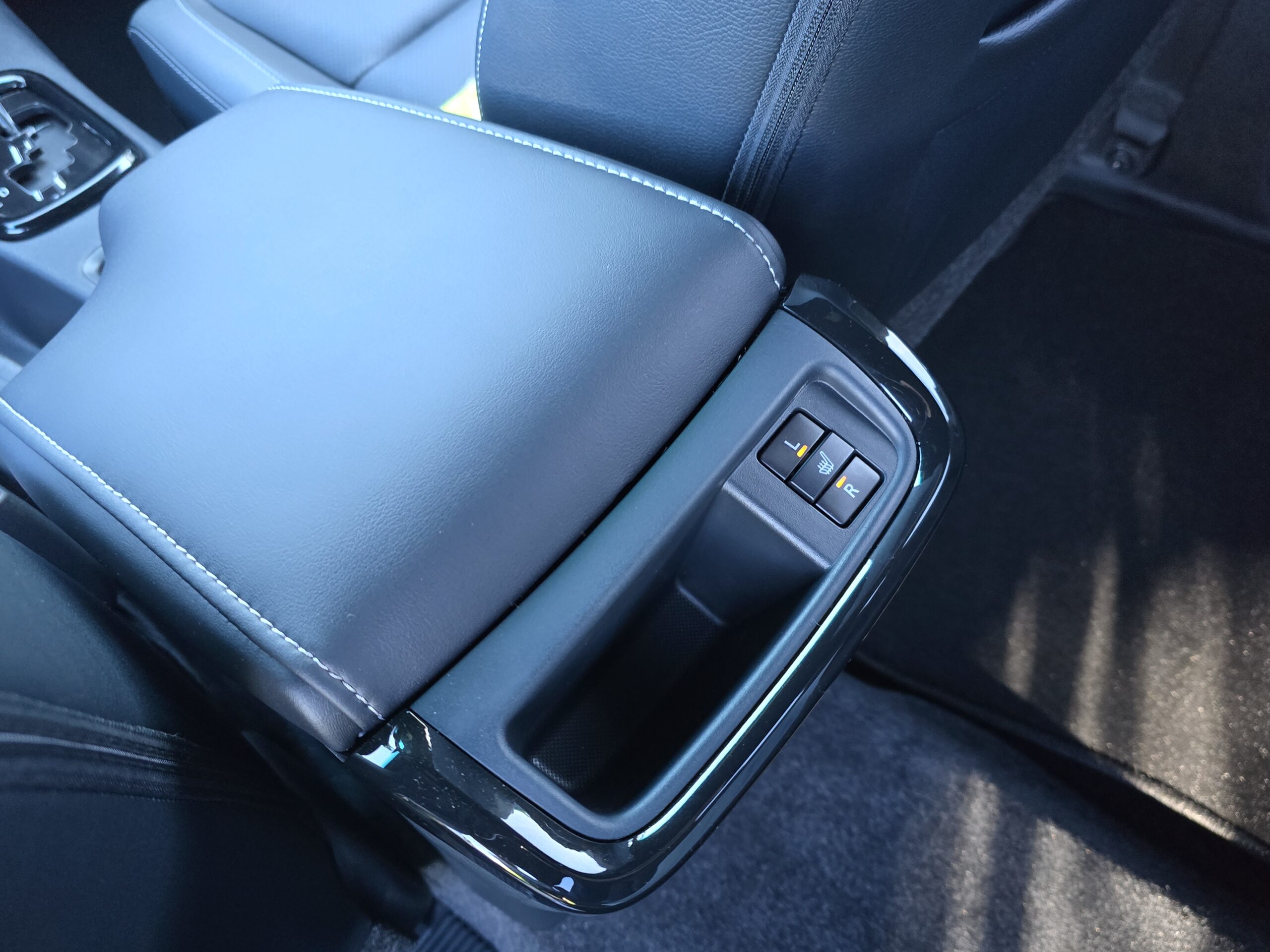 Photo Toyota Hilux 4 places 2.8 204 D-4d Double Cabine Invincible 4WD 2024 Full Options Caméras 360°/Cuir/Boite automatique