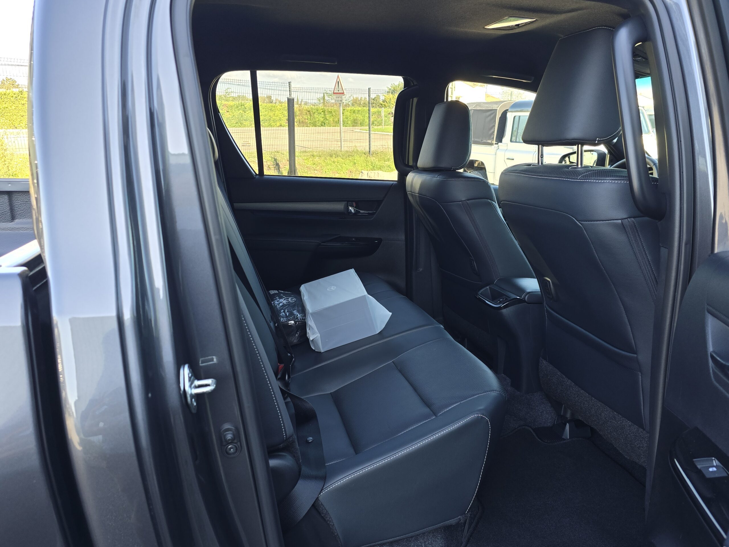 Photo Toyota Hilux 4 places 2.8 204 D-4d Double Cabine Invincible 4WD 2024 Full Options Caméras 360°/Cuir/Boite automatique