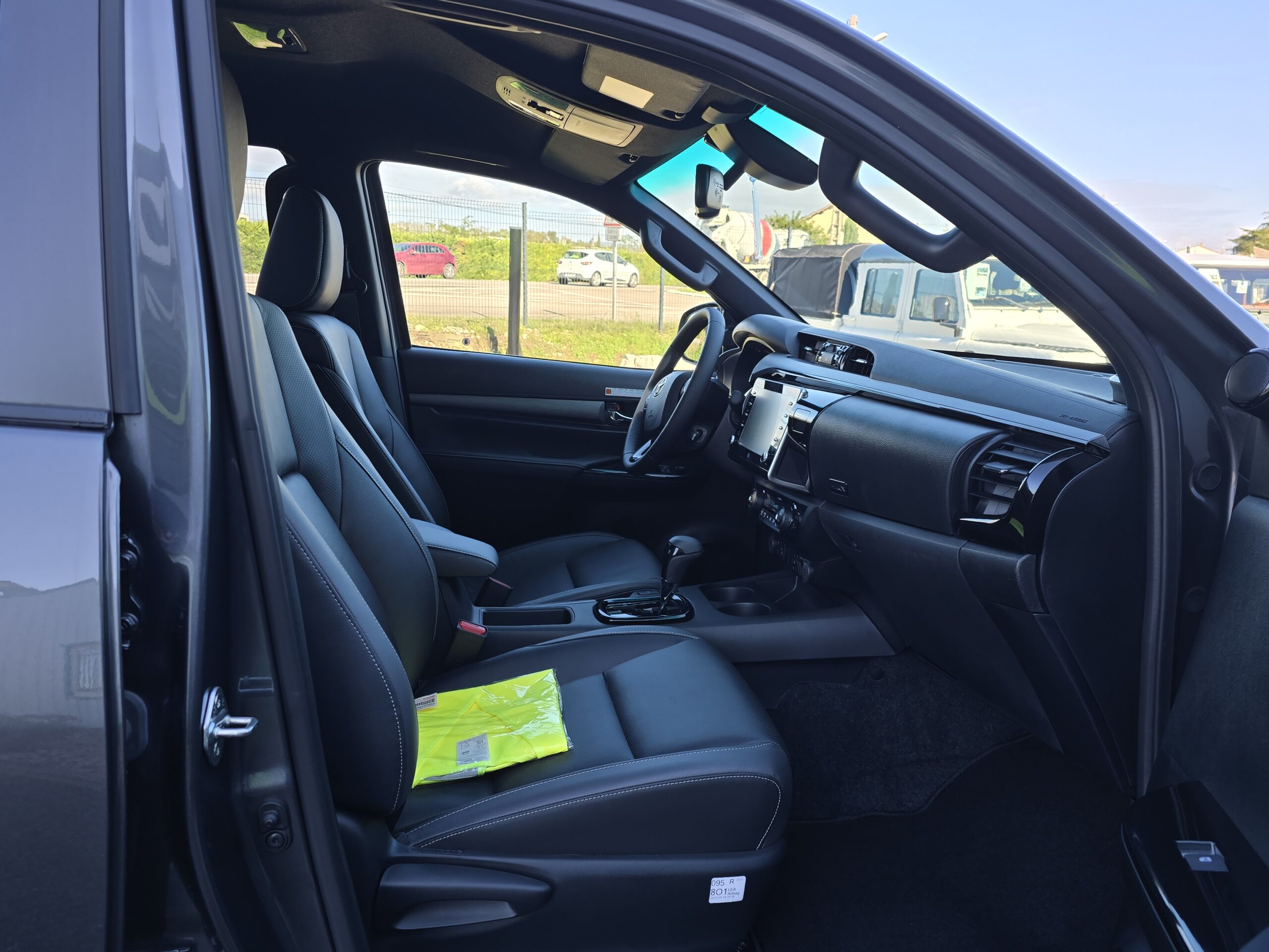 Photo Toyota Hilux 4 places 2.8 204 D-4d Double Cabine Invincible 4WD 2024 Full Options Caméras 360°/Cuir/Boite automatique