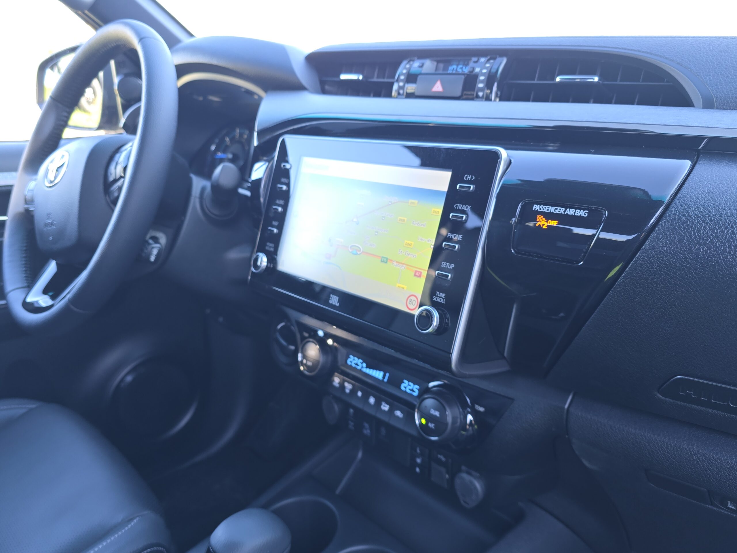 Photo Toyota Hilux 4 places 2.8 204 D-4d Double Cabine Invincible 4WD 2024 Full Options Caméras 360°/Cuir/Boite automatique