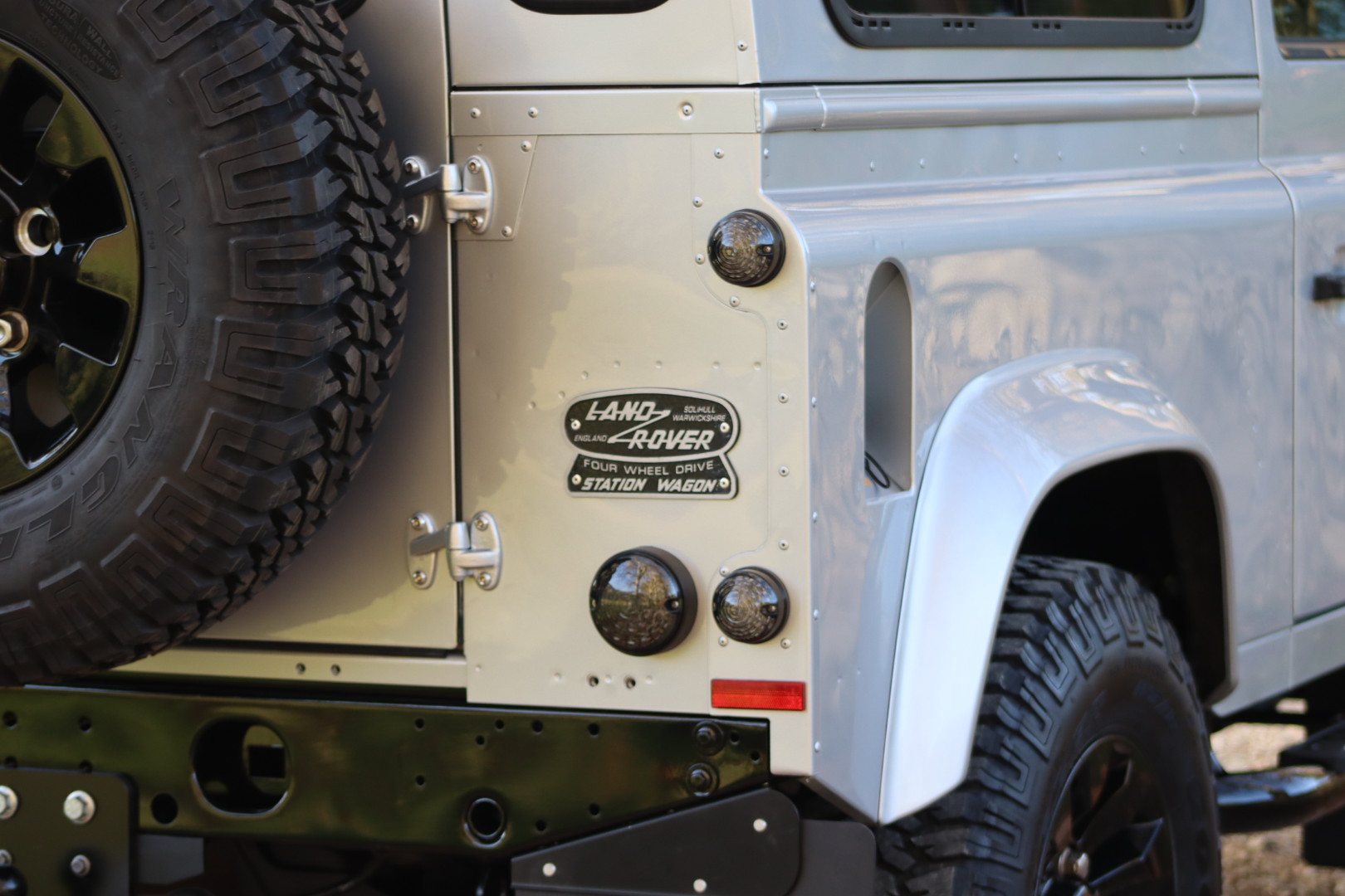 Photo Land Rover Defender 90 td4 sw 4 places "Indus Silver"