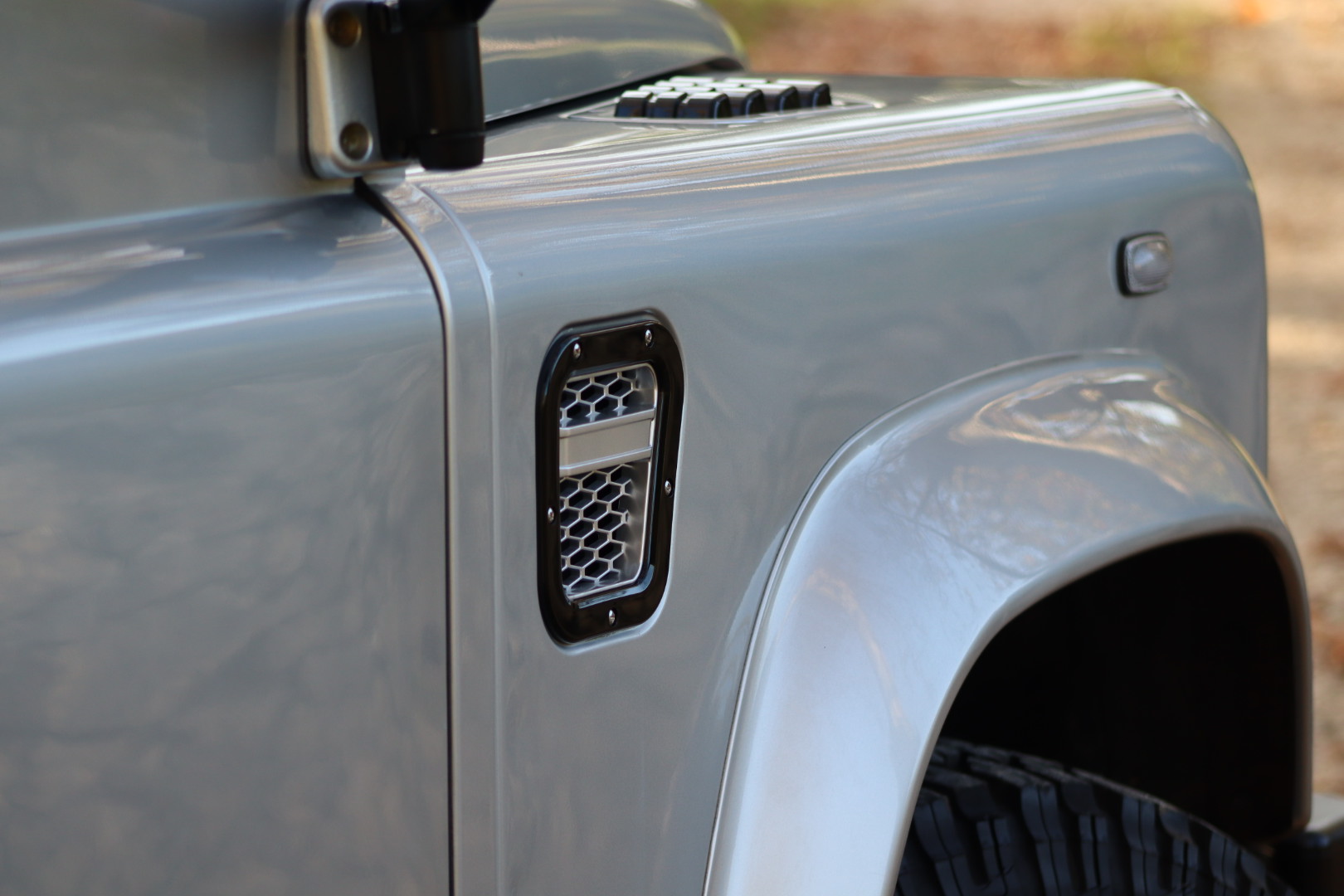 Photo Land Rover Defender 90 td4 sw 4 places "Indus Silver"