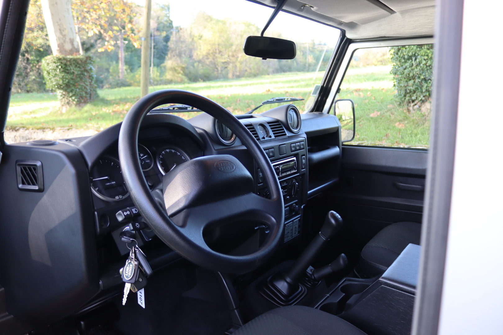 Photo Land Rover Defender 90 td4 sw 4 places "Indus Silver"