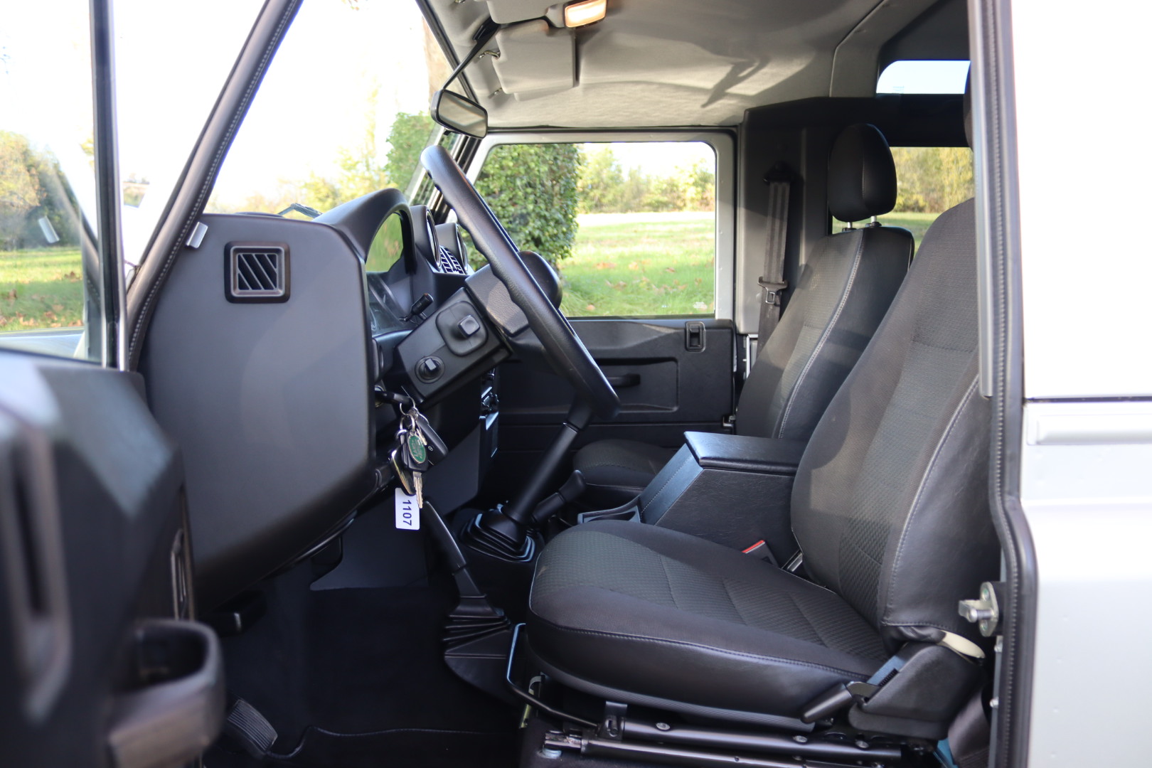 Photo Land Rover Defender 90 td4 sw 4 places "Indus Silver"