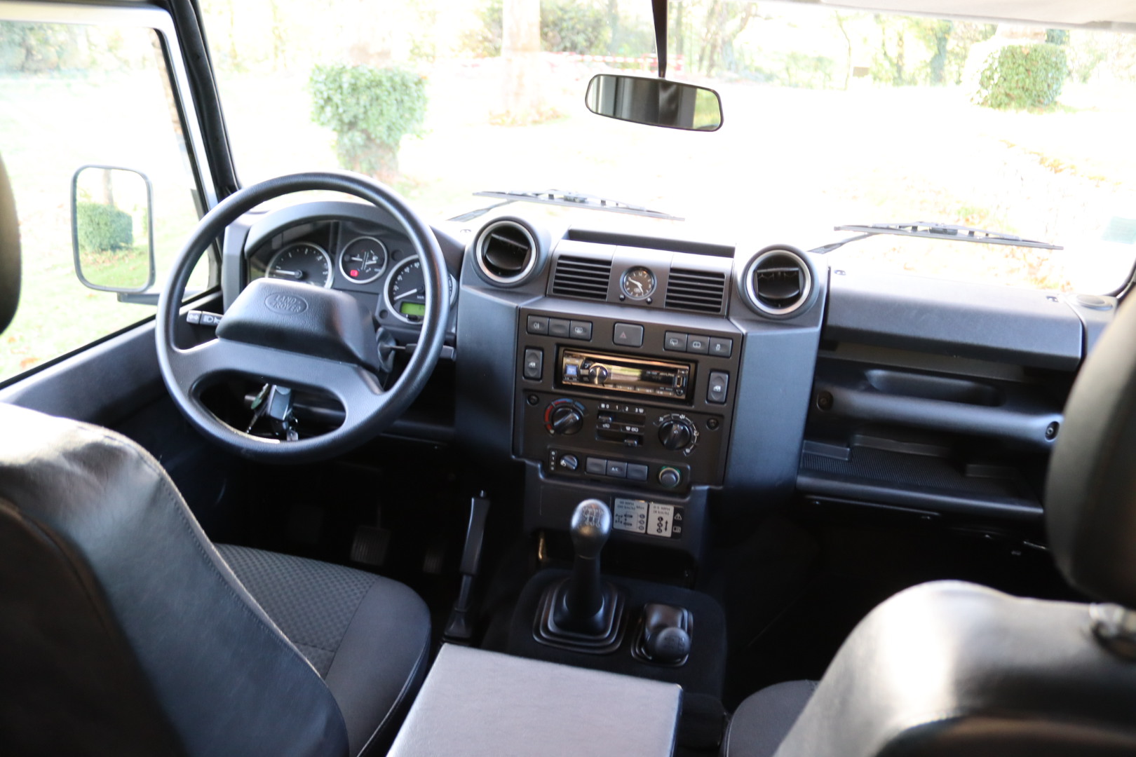 Photo Land Rover Defender 90 td4 sw 4 places "Indus Silver"