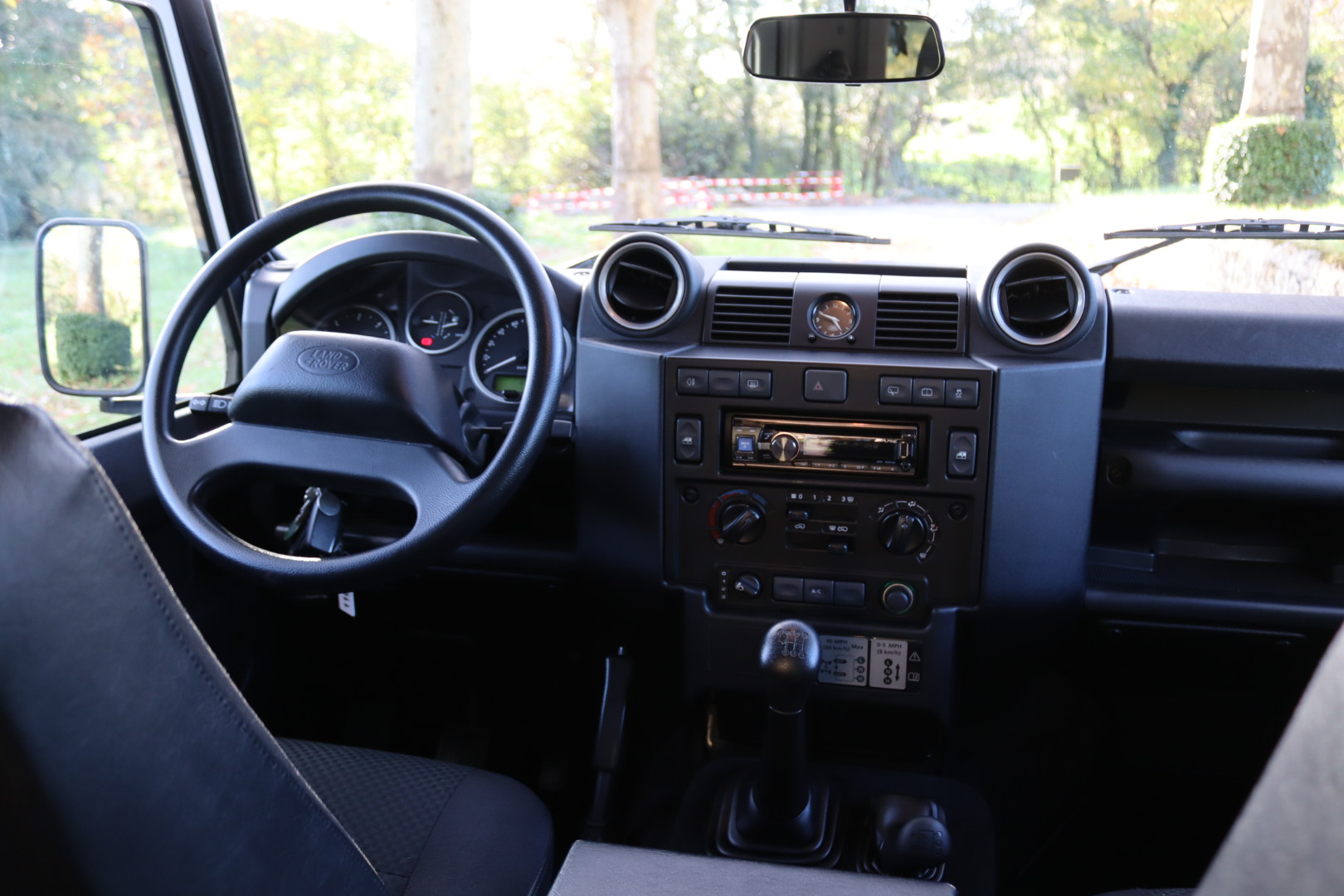 Photo Land Rover Defender 90 td4 sw 4 places "Indus Silver"